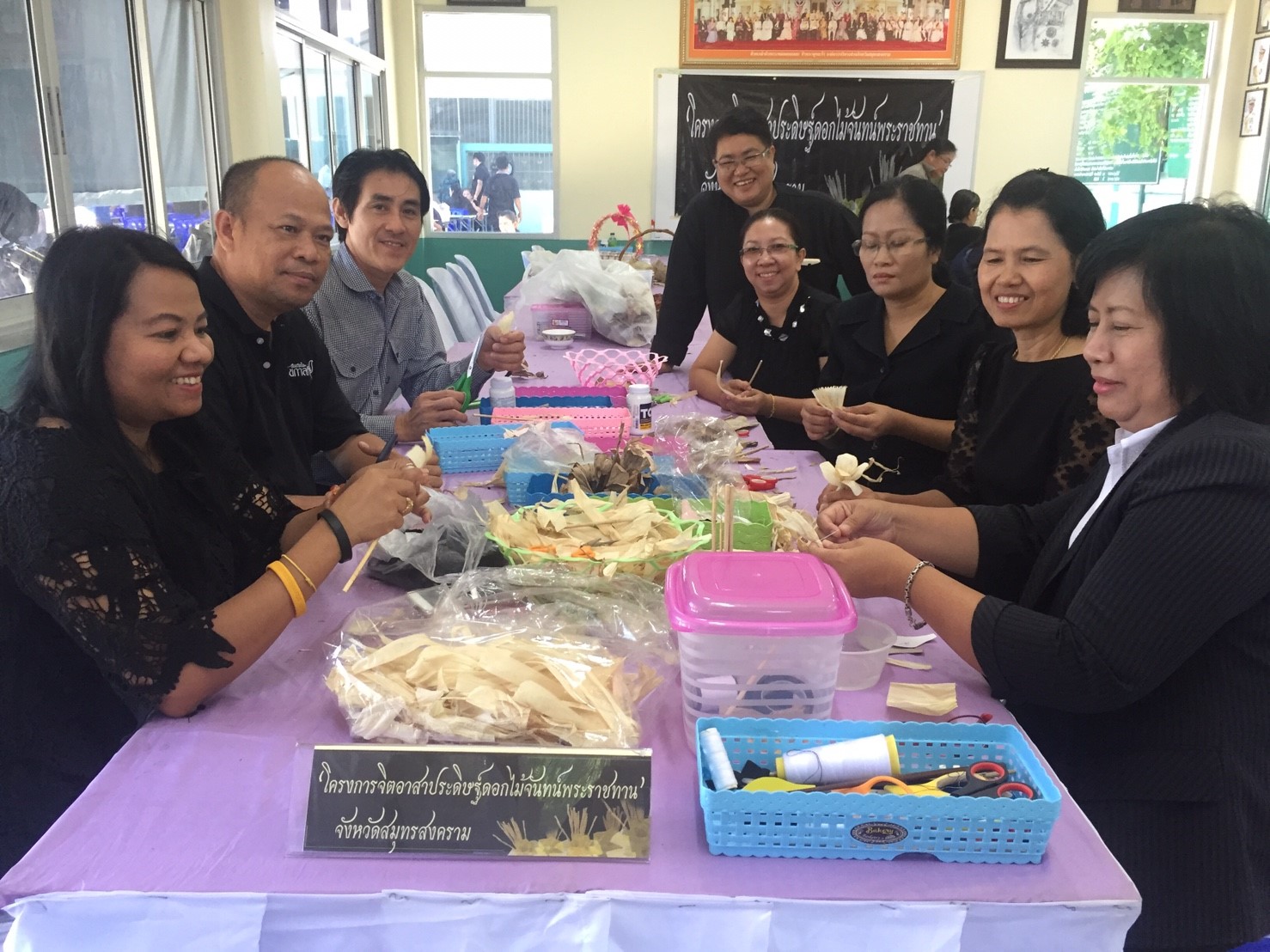 โครงการจิตอาสาประดิษฐ์ดอกไม้จันทน์พระราชทาน