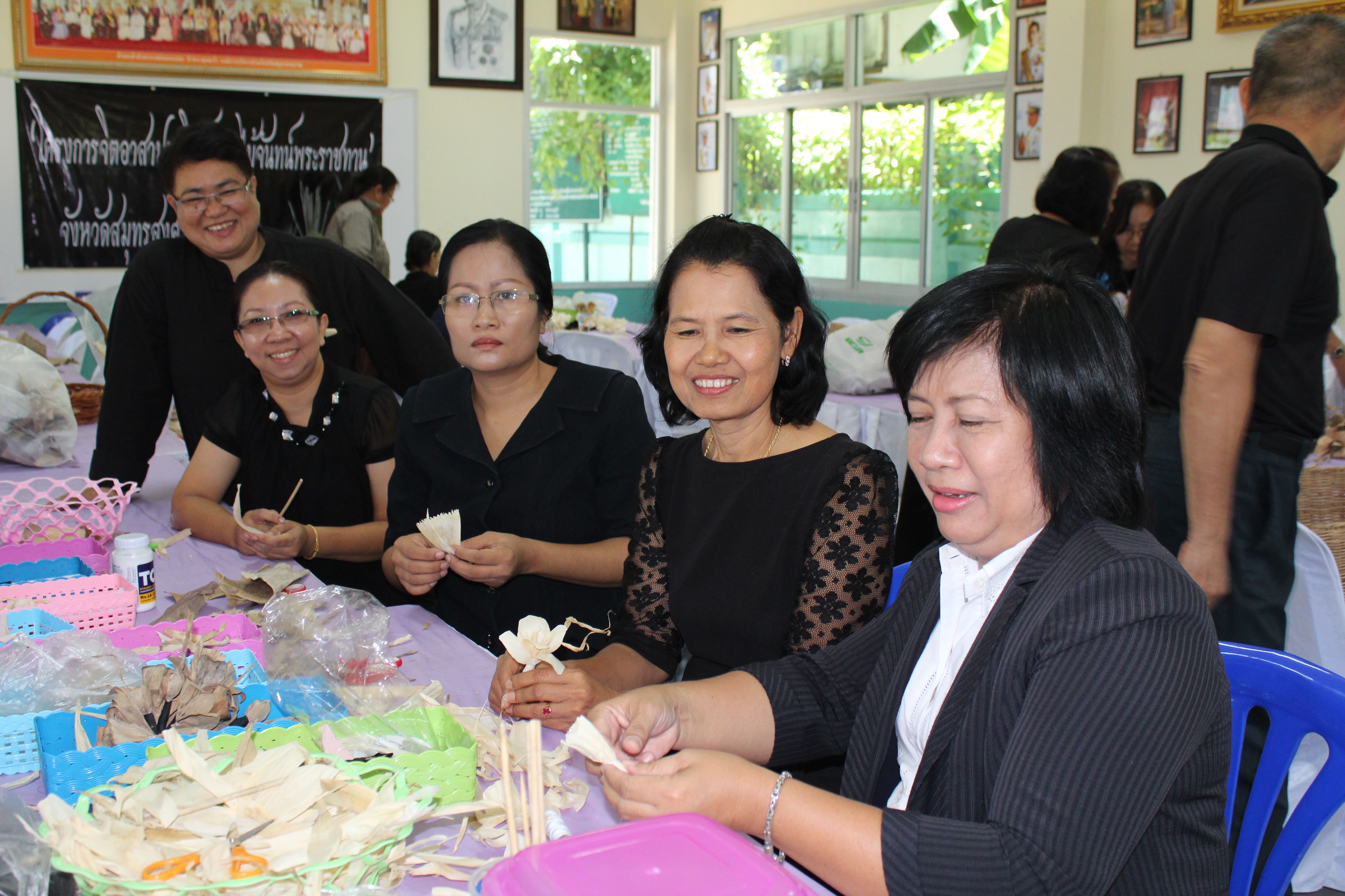 โครงการจิตอาสาประดิษฐ์ดอกไม้จันทน์พระราชทาน