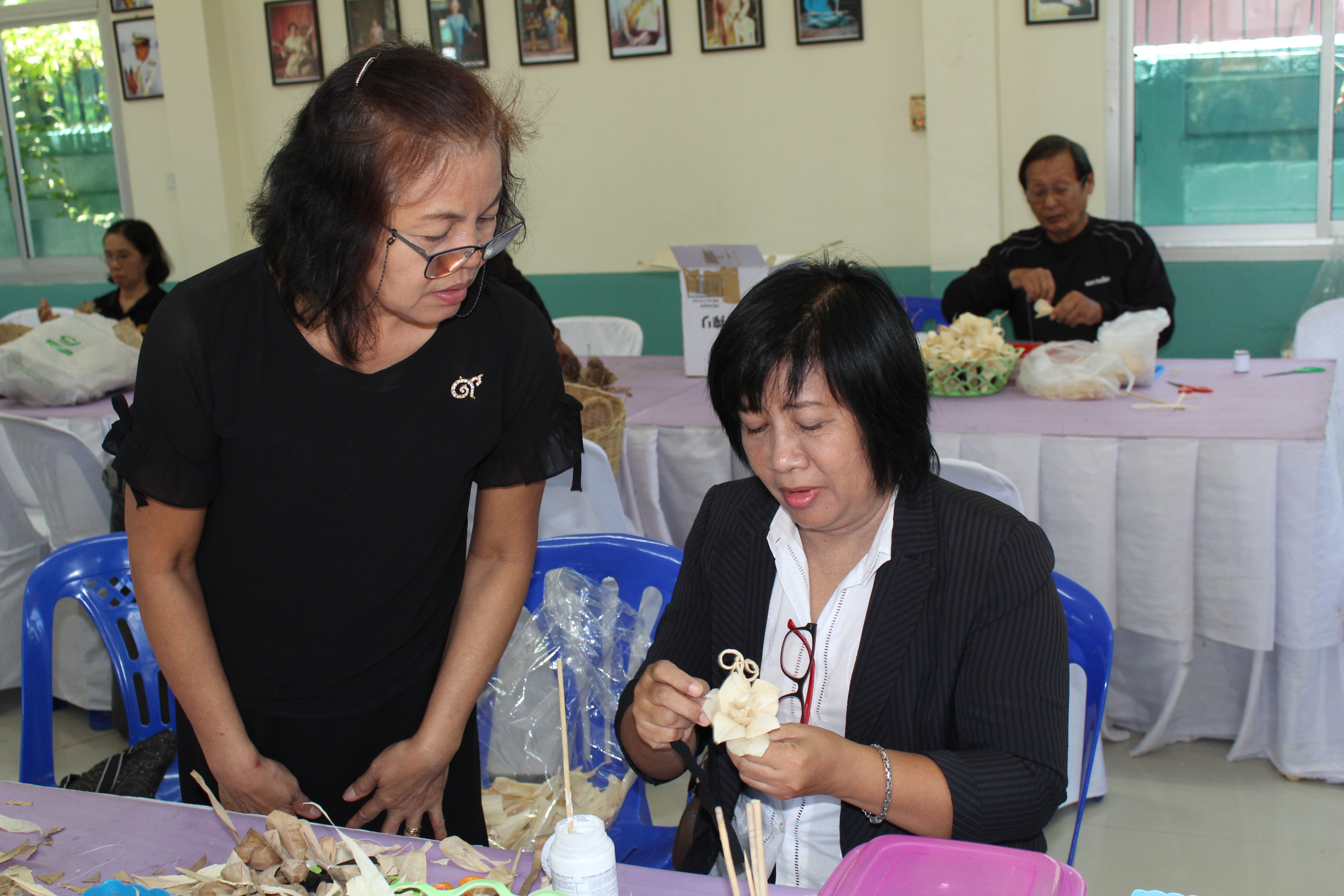 โครงการจิตอาสาประดิษฐ์ดอกไม้จันทน์พระราชทาน