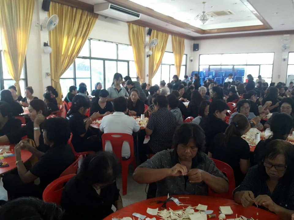 เยี่ยมกิจกรรมการทำดอกไม้จันทน์ ณ ที่ว่าการอำเภอบางคนที