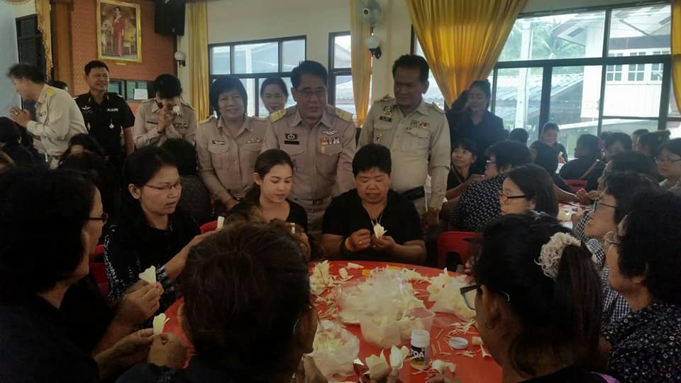 เยี่ยมกิจกรรมการทำดอกไม้จันทน์ ณ ที่ว่าการอำเภอบางคนที