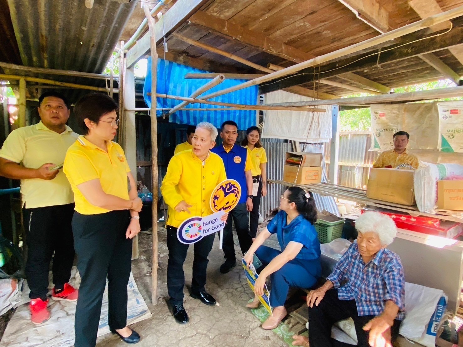 ศูนย์อำนวยการขจัดความยากจนและพัฒนาคนทุกช่วงวัย ตามหลักปรัชญาของเศรษฐกิจพอเพียง จังหวัดสมุทรสงคราม ลงพื้นที่มอบสิ่งของช่วยเหลือแด่ผู้พิการ