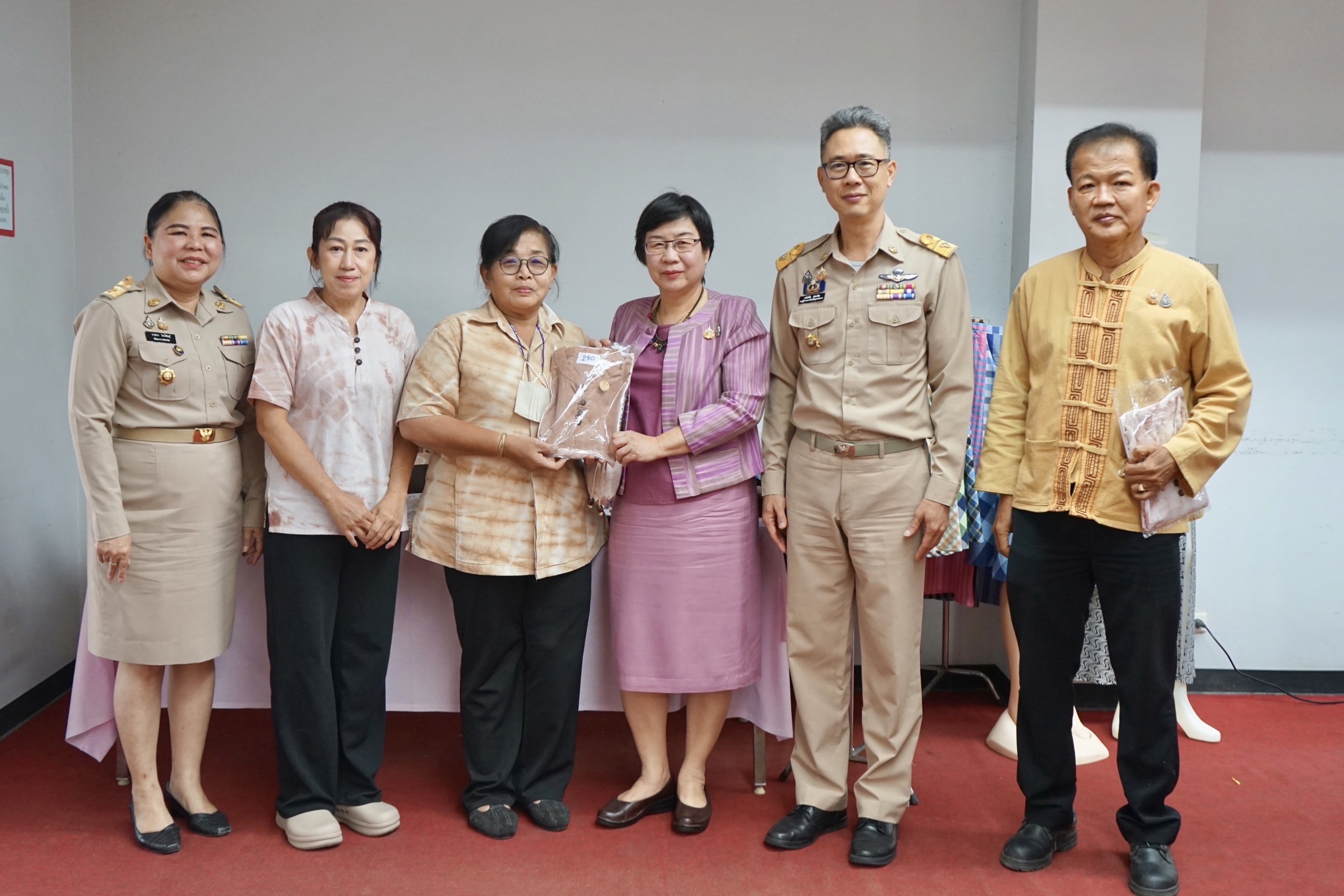 หัวหน้าผู้ตรวจ พช. ลงพื้นที่จังหวัดสมุทรสงครามคัดเลือกคนกองทุนพัฒนาบทบาทสตรีดีเด่นระดับเขตตรวจราชการ ประจำปี 2567