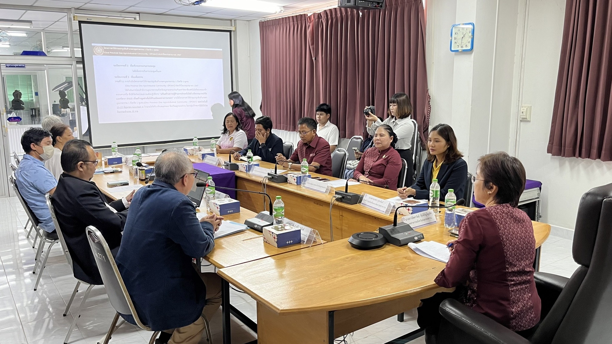 พช.สมุทรสงคราม ร่วมประชุมพิจารณาคัดเลือกกลุ่มเป้าหมาย เพื่อเข้าร่วมกิจกรรมยกระดับเกษตรกรเป้าหมายด้านการพัฒนาผลิตภัณฑ์และบรรจุภัณฑ์ต้นแบบ และทดสอบผลิตภัณฑ์