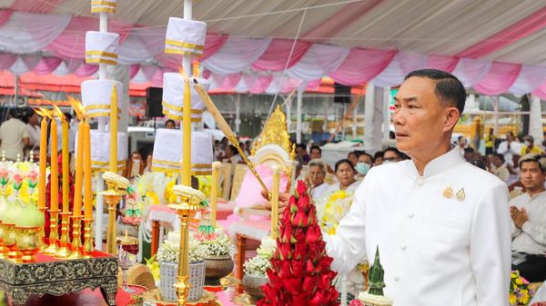 พช.สมุทรสงคราม ร่วมพิธีเททองหล่อ “หลวงพ่อบ้านแหลม” องค์จำลองใหญ่ที่สุดในโลก วาระที่ 2 ส่วนพระอุระ พระหัตถ์ และบาตร
