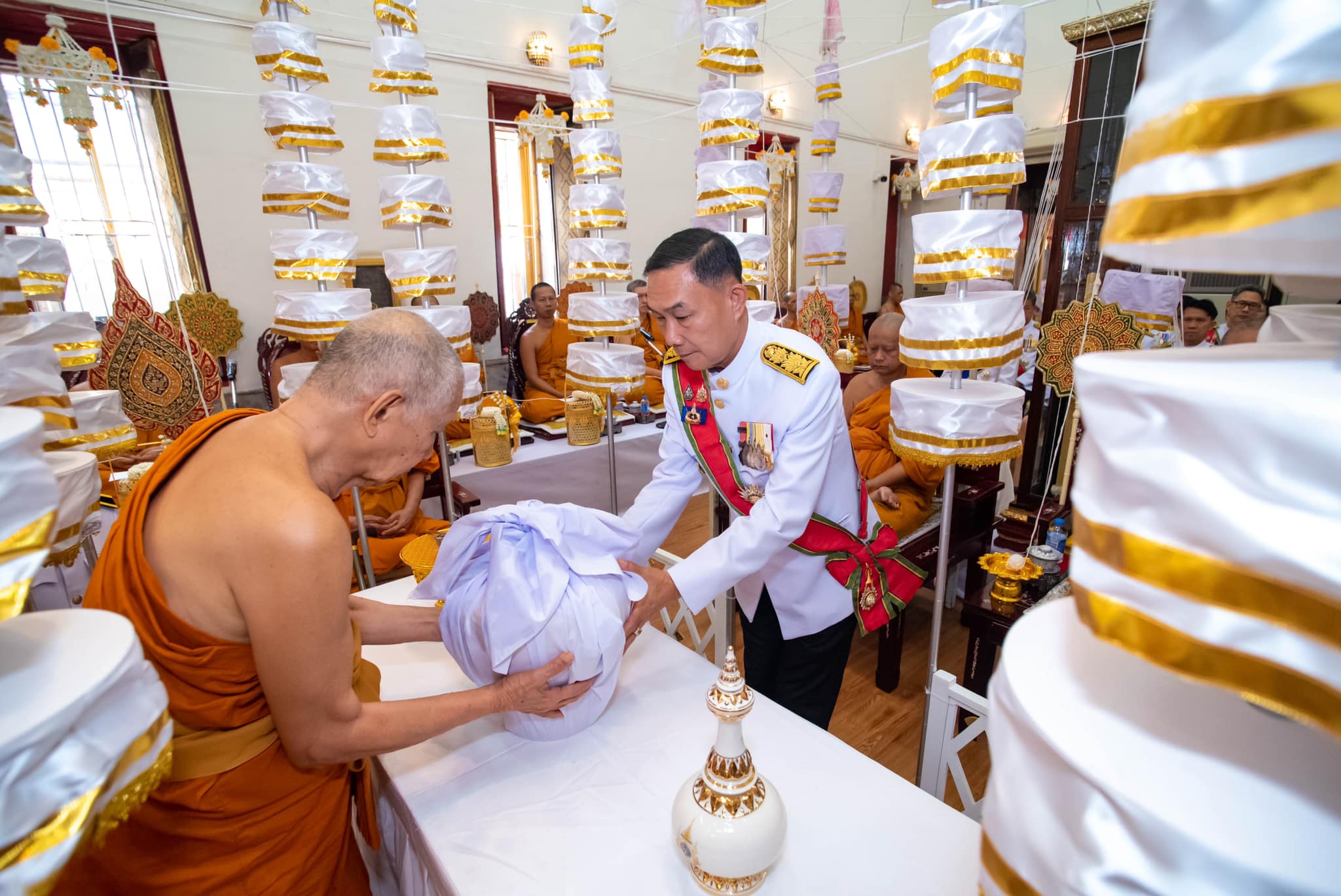 พช.สมุทรสงคราม ร่วมพิธีเวียนเทียนสมโภชน้ำพระพุทธมนต์ศักดิ์สิทธิ์ เนื่องในโอกาสมหามงคลเฉลิมพระชนมพรรษา 6 รอบ 28 กรกฎาคม 2567