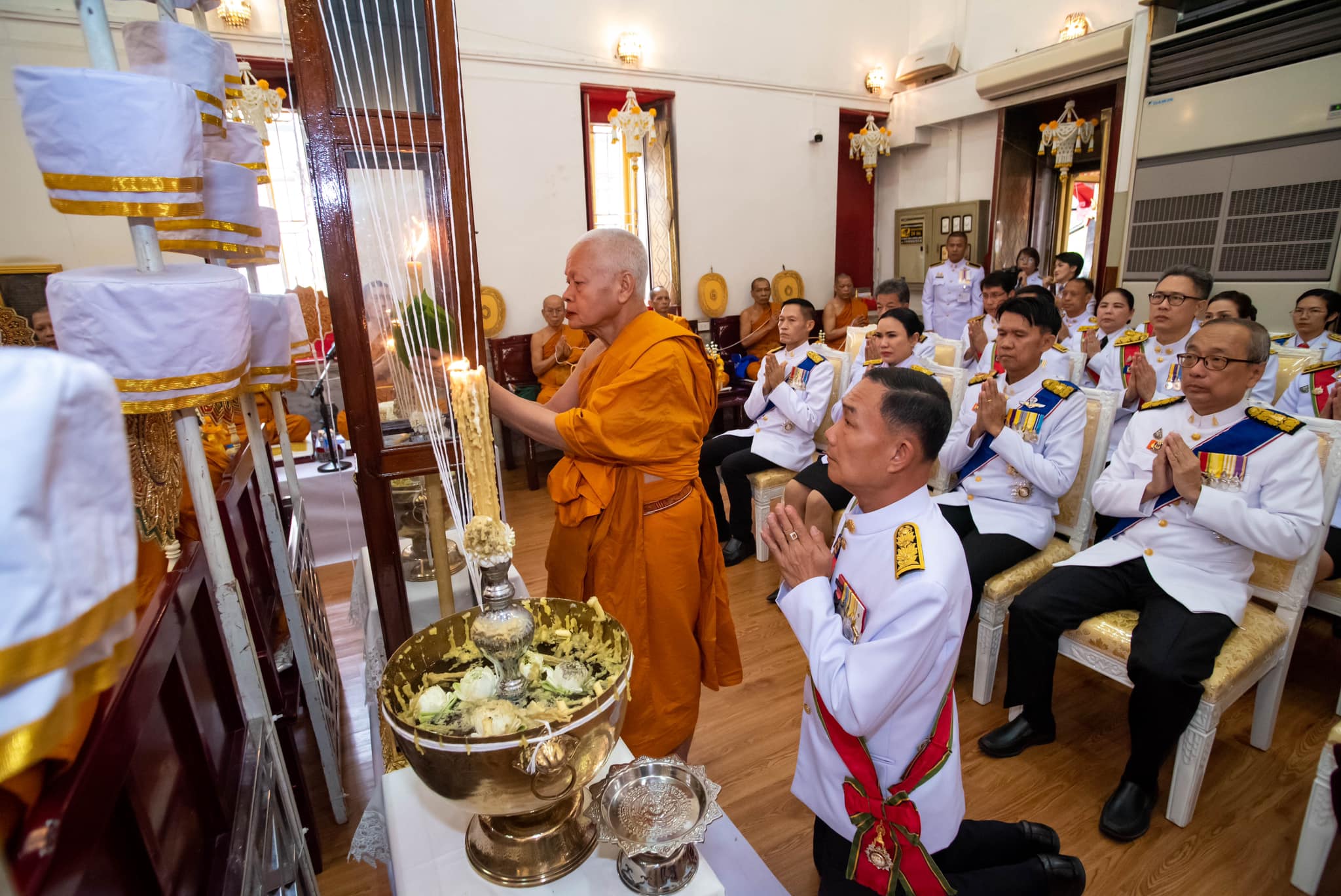 พช.สมุทรสงคราม ร่วมพิธีเวียนเทียนสมโภชน้ำพระพุทธมนต์ศักดิ์สิทธิ์ เนื่องในโอกาสมหามงคลเฉลิมพระชนมพรรษา 6 รอบ 28 กรกฎาคม 2567