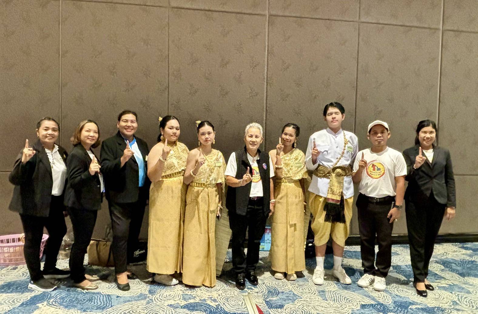 พช.สมุทรสงคราม ร่วมส่งเสริมสนับสนุน พร้อมให้กำลังใจแก่ผู้ร่วมกิจกรรมการประกวดผลงานโครงการ To Be Number One ระดับประเทศ ประจำปี 2567