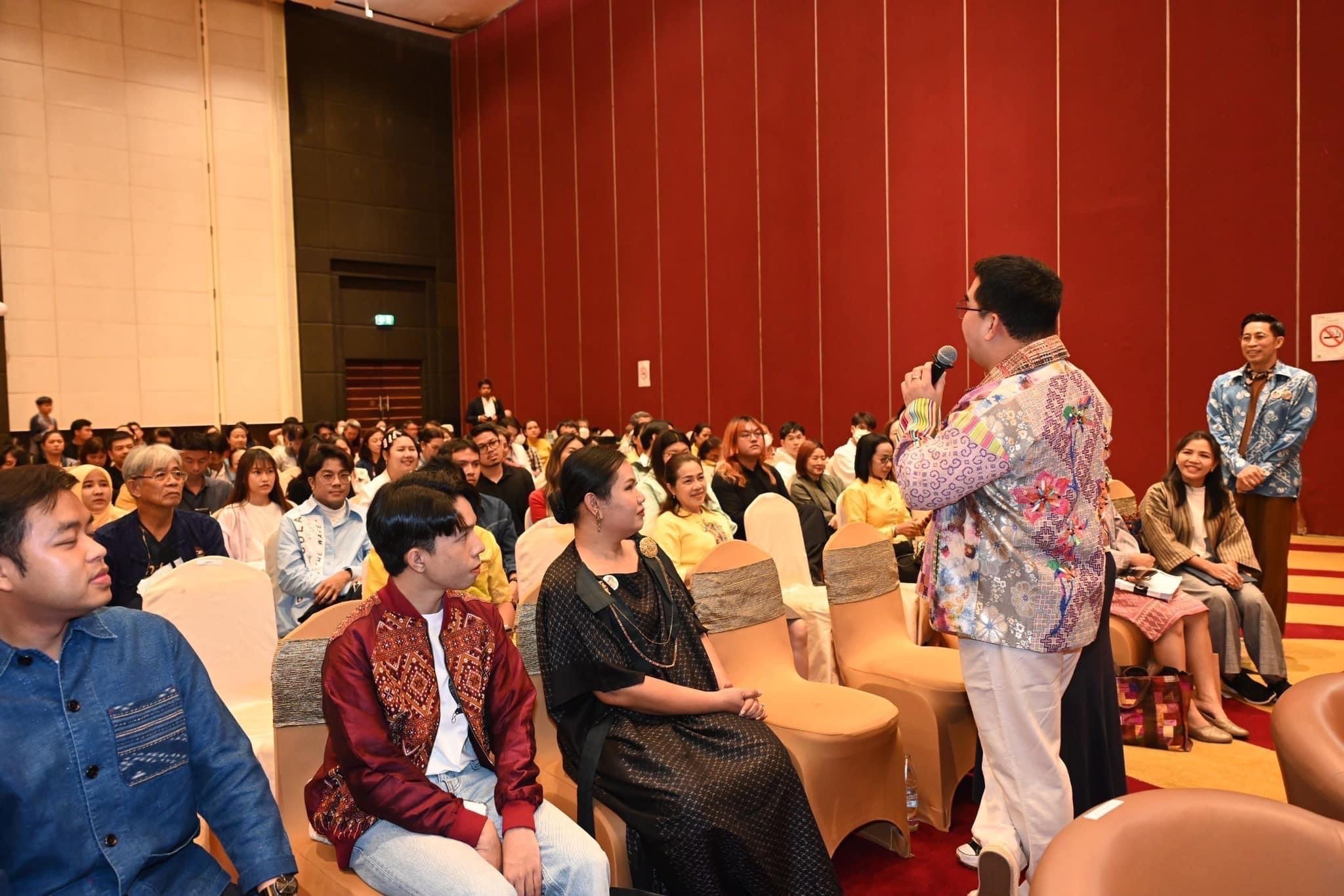 พช.สมุทรสงคราม ร่วมโครงการพัฒนาผลิตภัณฑ์ OTOP Premium สู่สากล ประเภทผ้า เครื่องแต่งกาย และประเภทของใช้ ของตกแต่ง ของที่ระลึก