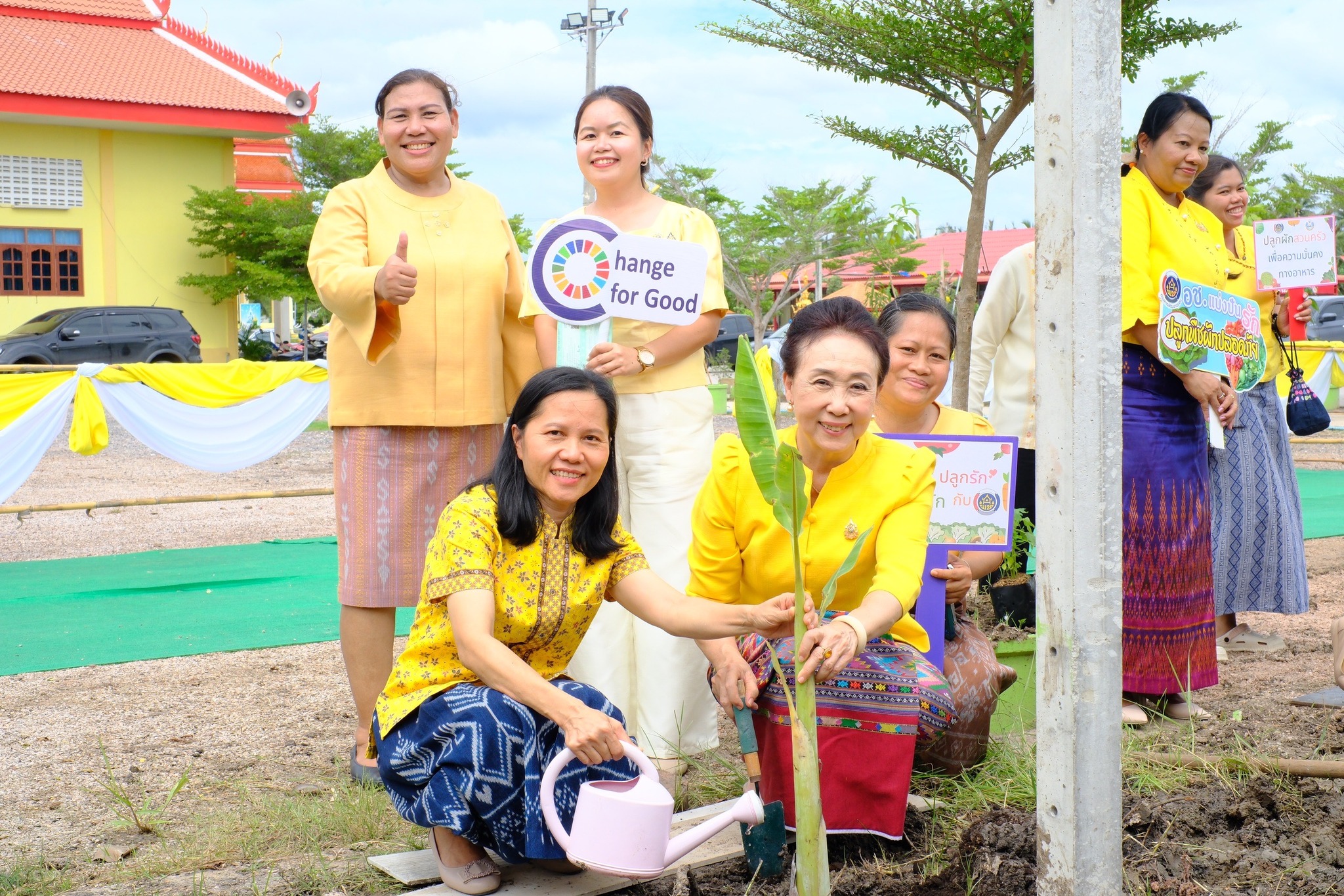 พช.สมุทรสงคราม ร่วมกับคณะกรรมการพัฒนาสตรีจังหวัดสมุทรสงคราม ผู้นำชุมชน และ พุทธศาสนิกชน ถวายเทียนพรรษา และร่วมกิจกรรมพลังบวรรวมใจ 1 วัด 1 ถนน ปลูกพืชผลกินได้ เพื่อถวายเป็นพุทธบูชาและถวายเป็นพระราชกุศลแด่ พระบาทสมเด็จพระเจ้าอยู่หัว เนื่องในโอกาสมหามงคลเฉลิมพระชนมพรรษา 6 รอบ 28 กรกฎาคม 2567