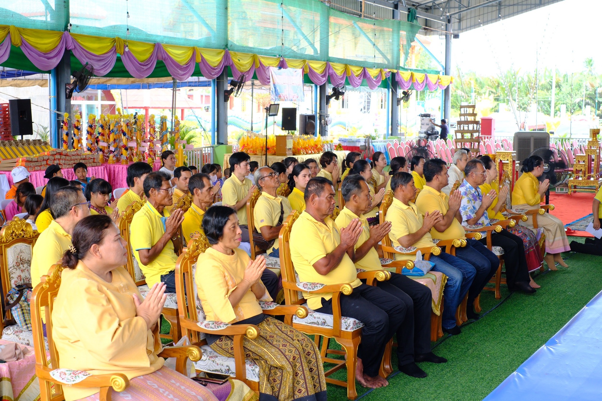 พช.สมุทรสงคราม ร่วมกับคณะกรรมการพัฒนาสตรีจังหวัดสมุทรสงคราม ผู้นำชุมชน และ พุทธศาสนิกชน ถวายเทียนพรรษา และร่วมกิจกรรมพลังบวรรวมใจ 1 วัด 1 ถนน ปลูกพืชผลกินได้ เพื่อถวายเป็นพุทธบูชาและถวายเป็นพระราชกุศลแด่ พระบาทสมเด็จพระเจ้าอยู่หัว เนื่องในโอกาสมหามงคลเฉลิมพระชนมพรรษา 6 รอบ 28 กรกฎาคม 2567
