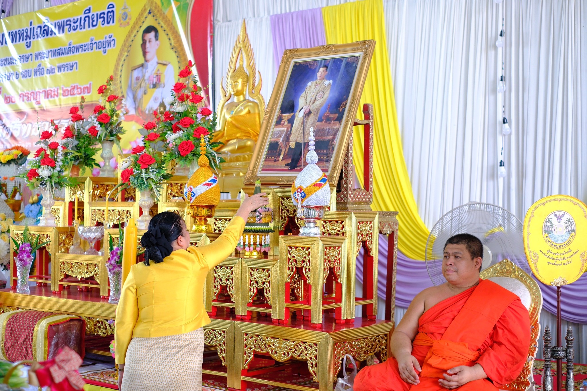 พช.สมุทรสงคราม ร่วมกับคณะกรรมการพัฒนาสตรีจังหวัดสมุทรสงคราม ผู้นำชุมชน และ พุทธศาสนิกชน ถวายเทียนพรรษา และร่วมกิจกรรมพลังบวรรวมใจ 1 วัด 1 ถนน ปลูกพืชผลกินได้ เพื่อถวายเป็นพุทธบูชาและถวายเป็นพระราชกุศลแด่ พระบาทสมเด็จพระเจ้าอยู่หัว เนื่องในโอกาสมหามงคลเฉลิมพระชนมพรรษา 6 รอบ 28 กรกฎาคม 2567