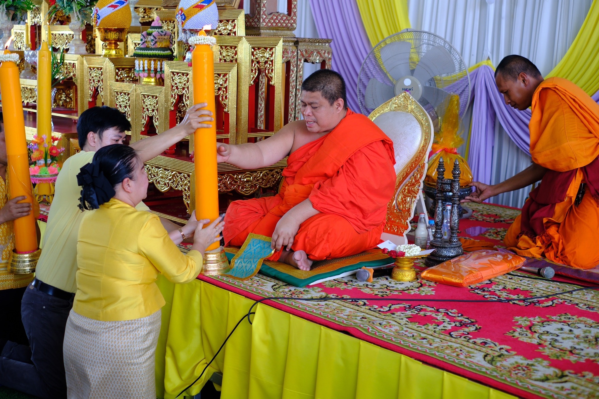 พช.สมุทรสงคราม ร่วมกับคณะกรรมการพัฒนาสตรีจังหวัดสมุทรสงคราม ผู้นำชุมชน และ พุทธศาสนิกชน ถวายเทียนพรรษา และร่วมกิจกรรมพลังบวรรวมใจ 1 วัด 1 ถนน ปลูกพืชผลกินได้ เพื่อถวายเป็นพุทธบูชาและถวายเป็นพระราชกุศลแด่ พระบาทสมเด็จพระเจ้าอยู่หัว เนื่องในโอกาสมหามงคลเฉลิมพระชนมพรรษา 6 รอบ 28 กรกฎาคม 2567