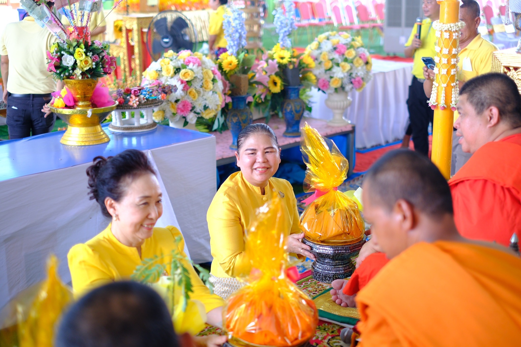 พช.สมุทรสงคราม ร่วมกับคณะกรรมการพัฒนาสตรีจังหวัดสมุทรสงคราม ผู้นำชุมชน และ พุทธศาสนิกชน ถวายเทียนพรรษา และร่วมกิจกรรมพลังบวรรวมใจ 1 วัด 1 ถนน ปลูกพืชผลกินได้ เพื่อถวายเป็นพุทธบูชาและถวายเป็นพระราชกุศลแด่ พระบาทสมเด็จพระเจ้าอยู่หัว เนื่องในโอกาสมหามงคลเฉลิมพระชนมพรรษา 6 รอบ 28 กรกฎาคม 2567