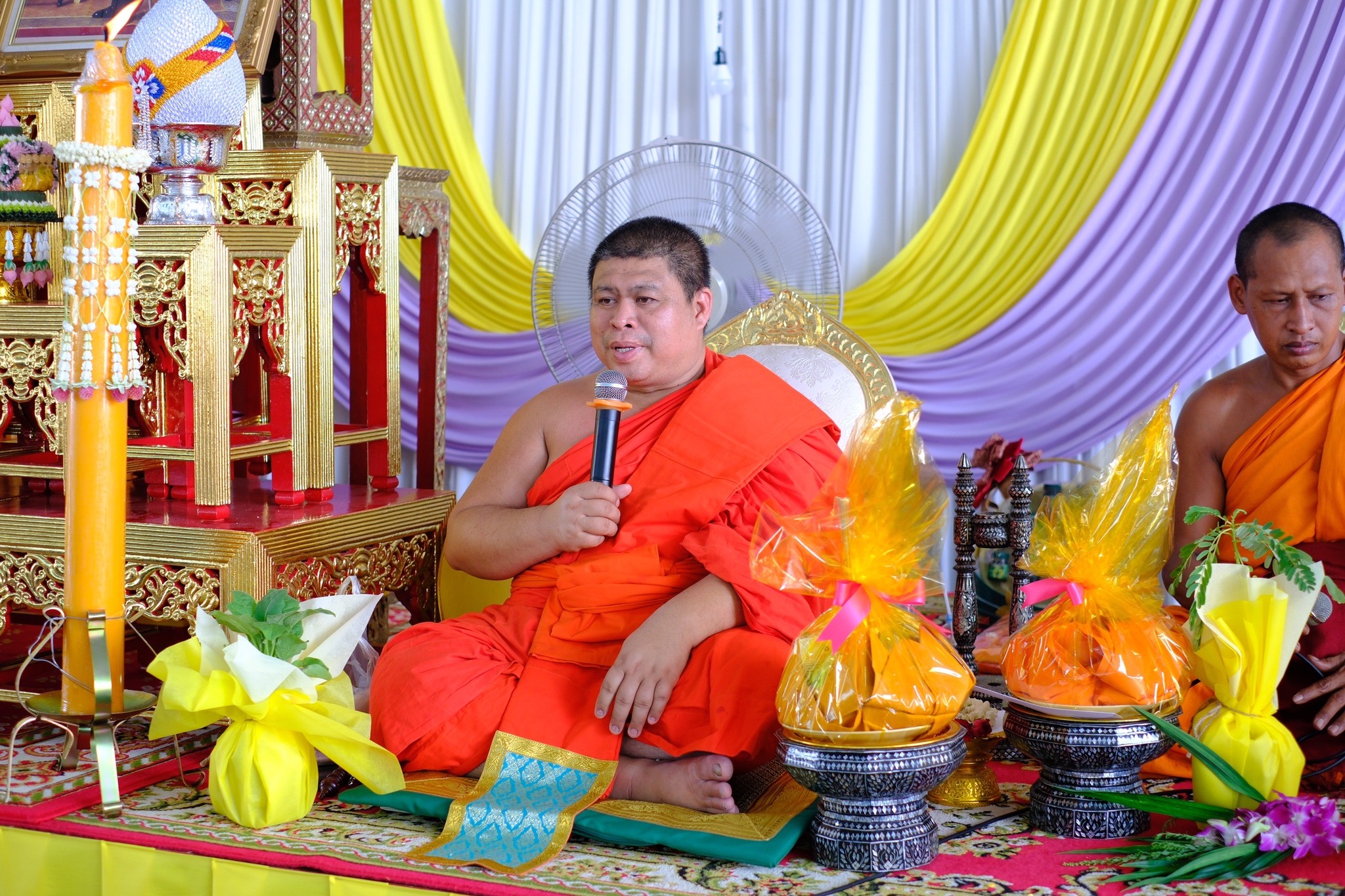 พช.สมุทรสงคราม ร่วมกับคณะกรรมการพัฒนาสตรีจังหวัดสมุทรสงคราม ผู้นำชุมชน และ พุทธศาสนิกชน ถวายเทียนพรรษา และร่วมกิจกรรมพลังบวรรวมใจ 1 วัด 1 ถนน ปลูกพืชผลกินได้ เพื่อถวายเป็นพุทธบูชาและถวายเป็นพระราชกุศลแด่ พระบาทสมเด็จพระเจ้าอยู่หัว เนื่องในโอกาสมหามงคลเฉลิมพระชนมพรรษา 6 รอบ 28 กรกฎาคม 2567