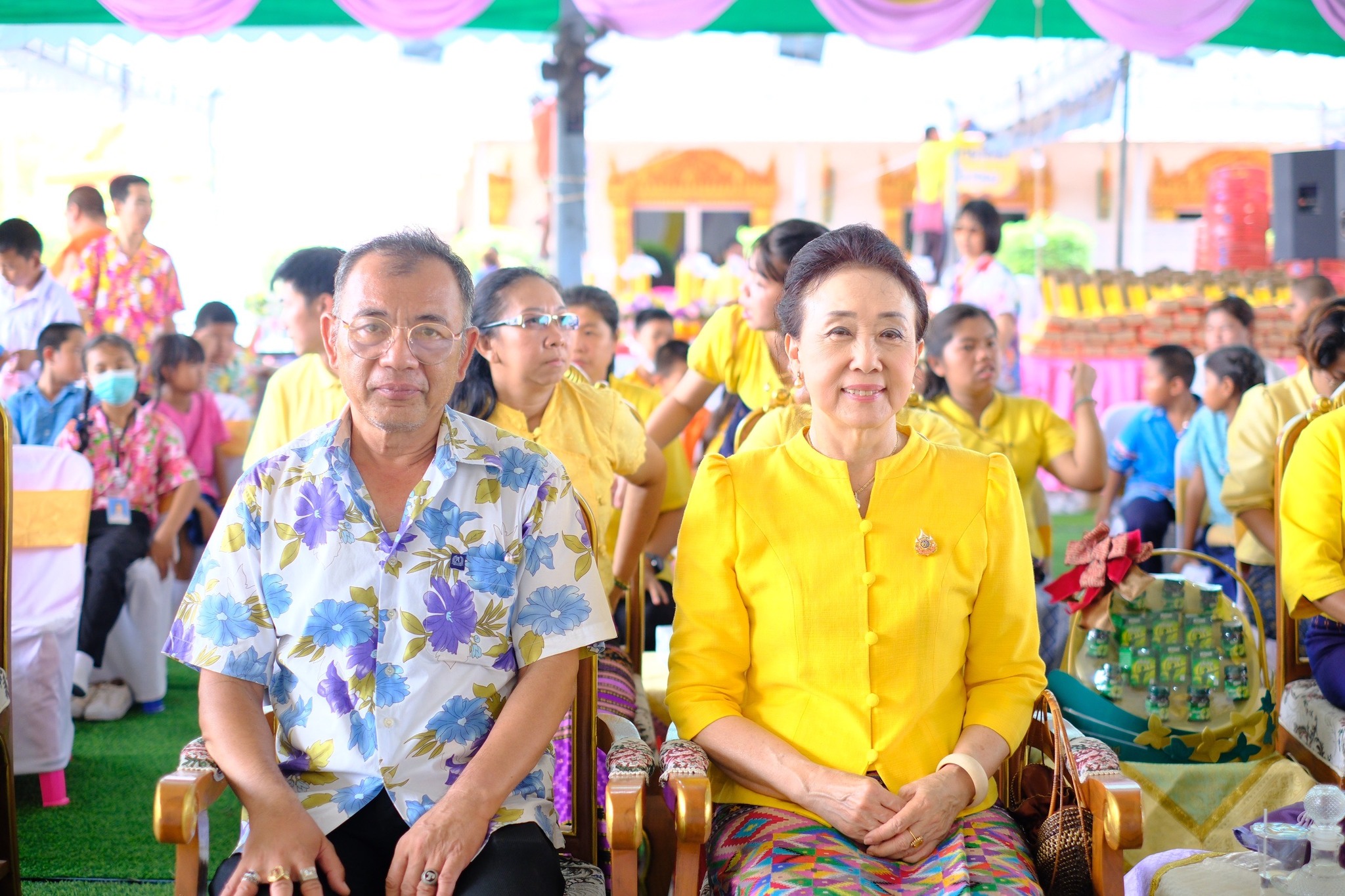 พช.สมุทรสงคราม ร่วมกับคณะกรรมการพัฒนาสตรีจังหวัดสมุทรสงคราม ผู้นำชุมชน และ พุทธศาสนิกชน ถวายเทียนพรรษา และร่วมกิจกรรมพลังบวรรวมใจ 1 วัด 1 ถนน ปลูกพืชผลกินได้ เพื่อถวายเป็นพุทธบูชาและถวายเป็นพระราชกุศลแด่ พระบาทสมเด็จพระเจ้าอยู่หัว เนื่องในโอกาสมหามงคลเฉลิมพระชนมพรรษา 6 รอบ 28 กรกฎาคม 2567
