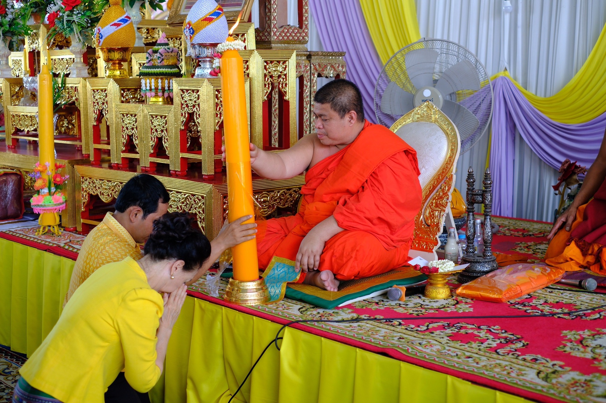 พช.สมุทรสงคราม ร่วมกับคณะกรรมการพัฒนาสตรีจังหวัดสมุทรสงคราม ผู้นำชุมชน และ พุทธศาสนิกชน ถวายเทียนพรรษา และร่วมกิจกรรมพลังบวรรวมใจ 1 วัด 1 ถนน ปลูกพืชผลกินได้ เพื่อถวายเป็นพุทธบูชาและถวายเป็นพระราชกุศลแด่ พระบาทสมเด็จพระเจ้าอยู่หัว เนื่องในโอกาสมหามงคลเฉลิมพระชนมพรรษา 6 รอบ 28 กรกฎาคม 2567