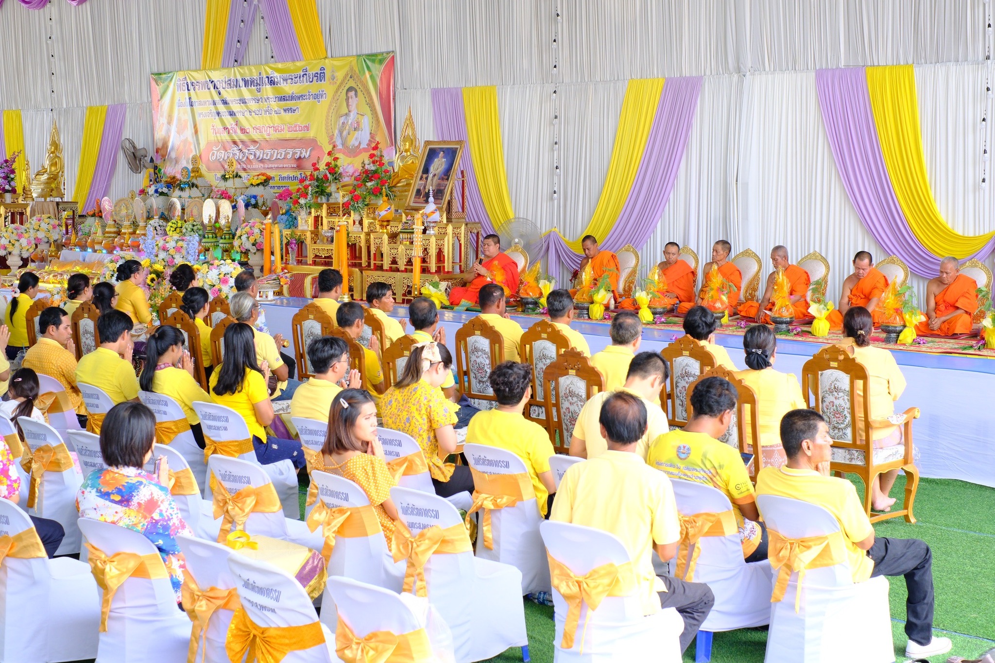 พช.สมุทรสงคราม ร่วมกับคณะกรรมการพัฒนาสตรีจังหวัดสมุทรสงคราม ผู้นำชุมชน และ พุทธศาสนิกชน ถวายเทียนพรรษา และร่วมกิจกรรมพลังบวรรวมใจ 1 วัด 1 ถนน ปลูกพืชผลกินได้ เพื่อถวายเป็นพุทธบูชาและถวายเป็นพระราชกุศลแด่ พระบาทสมเด็จพระเจ้าอยู่หัว เนื่องในโอกาสมหามงคลเฉลิมพระชนมพรรษา 6 รอบ 28 กรกฎาคม 2567