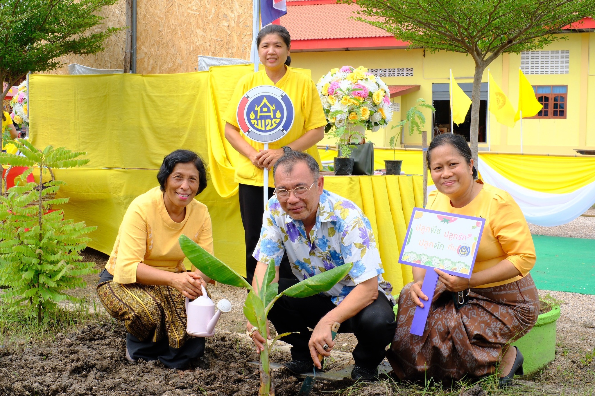 พช.สมุทรสงคราม ร่วมกับคณะกรรมการพัฒนาสตรีจังหวัดสมุทรสงคราม ผู้นำชุมชน และ พุทธศาสนิกชน ถวายเทียนพรรษา และร่วมกิจกรรมพลังบวรรวมใจ 1 วัด 1 ถนน ปลูกพืชผลกินได้ เพื่อถวายเป็นพุทธบูชาและถวายเป็นพระราชกุศลแด่ พระบาทสมเด็จพระเจ้าอยู่หัว เนื่องในโอกาสมหามงคลเฉลิมพระชนมพรรษา 6 รอบ 28 กรกฎาคม 2567