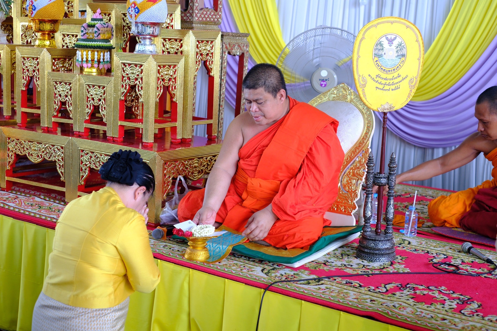 พช.สมุทรสงคราม ร่วมกับคณะกรรมการพัฒนาสตรีจังหวัดสมุทรสงคราม ผู้นำชุมชน และ พุทธศาสนิกชน ถวายเทียนพรรษา และร่วมกิจกรรมพลังบวรรวมใจ 1 วัด 1 ถนน ปลูกพืชผลกินได้ เพื่อถวายเป็นพุทธบูชาและถวายเป็นพระราชกุศลแด่ พระบาทสมเด็จพระเจ้าอยู่หัว เนื่องในโอกาสมหามงคลเฉลิมพระชนมพรรษา 6 รอบ 28 กรกฎาคม 2567