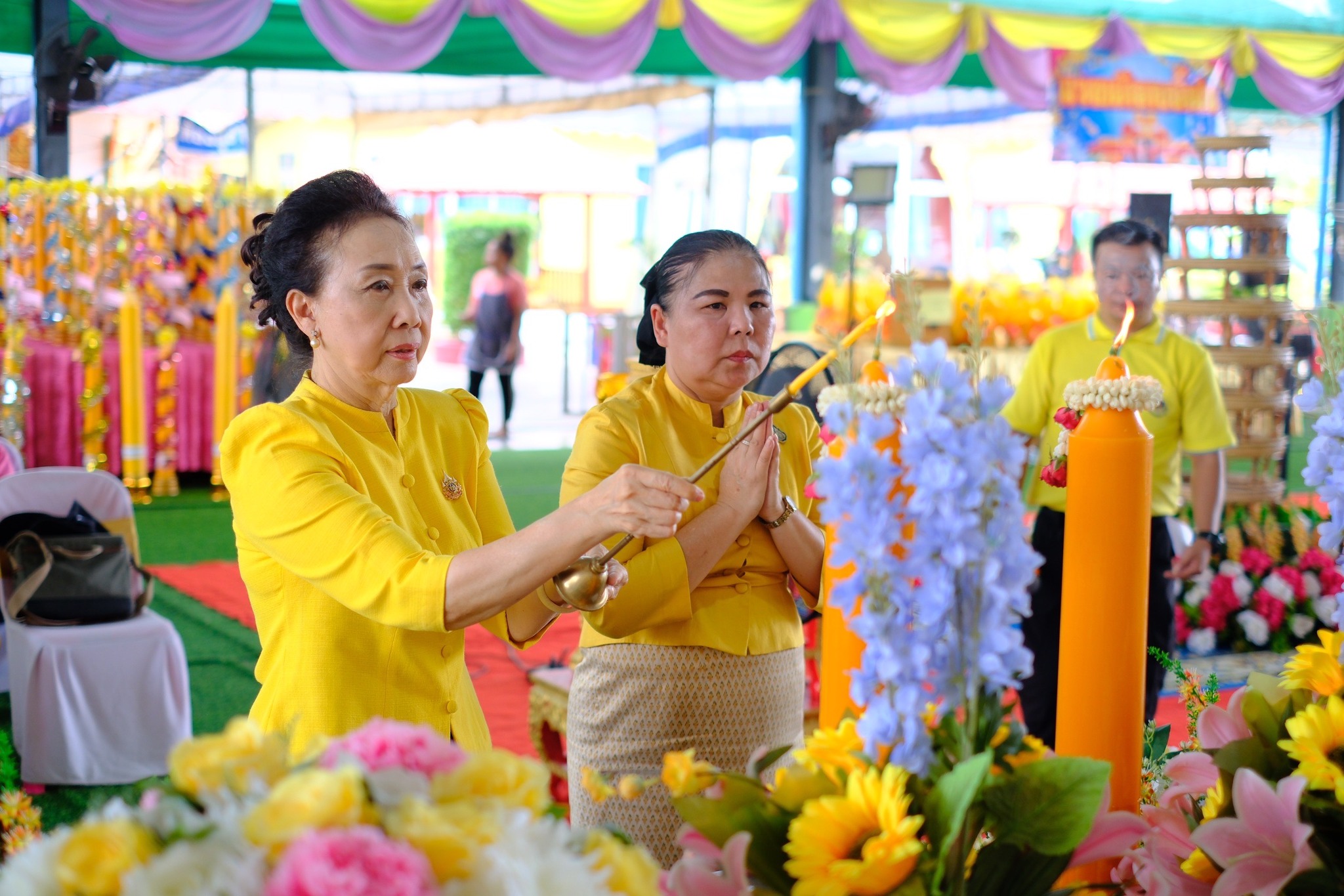 พช.สมุทรสงคราม ร่วมกับคณะกรรมการพัฒนาสตรีจังหวัดสมุทรสงคราม ผู้นำชุมชน และ พุทธศาสนิกชน ถวายเทียนพรรษา และร่วมกิจกรรมพลังบวรรวมใจ 1 วัด 1 ถนน ปลูกพืชผลกินได้ เพื่อถวายเป็นพุทธบูชาและถวายเป็นพระราชกุศลแด่ พระบาทสมเด็จพระเจ้าอยู่หัว เนื่องในโอกาสมหามงคลเฉลิมพระชนมพรรษา 6 รอบ 28 กรกฎาคม 2567