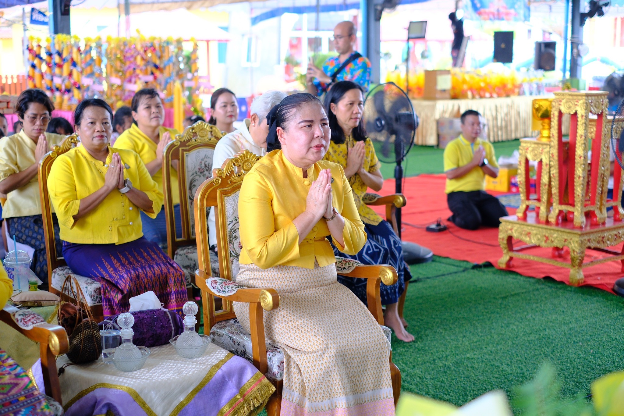 พช.สมุทรสงคราม ร่วมกับคณะกรรมการพัฒนาสตรีจังหวัดสมุทรสงคราม ผู้นำชุมชน และ พุทธศาสนิกชน ถวายเทียนพรรษา และร่วมกิจกรรมพลังบวรรวมใจ 1 วัด 1 ถนน ปลูกพืชผลกินได้ เพื่อถวายเป็นพุทธบูชาและถวายเป็นพระราชกุศลแด่ พระบาทสมเด็จพระเจ้าอยู่หัว เนื่องในโอกาสมหามงคลเฉลิมพระชนมพรรษา 6 รอบ 28 กรกฎาคม 2567