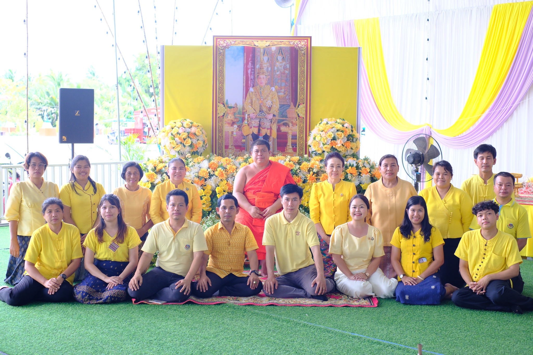พช.สมุทรสงคราม ร่วมกับคณะกรรมการพัฒนาสตรีจังหวัดสมุทรสงคราม ผู้นำชุมชน และ พุทธศาสนิกชน ถวายเทียนพรรษา และร่วมกิจกรรมพลังบวรรวมใจ 1 วัด 1 ถนน ปลูกพืชผลกินได้ เพื่อถวายเป็นพุทธบูชาและถวายเป็นพระราชกุศลแด่ พระบาทสมเด็จพระเจ้าอยู่หัว เนื่องในโอกาสมหามงคลเฉลิมพระชนมพรรษา 6 รอบ 28 กรกฎาคม 2567