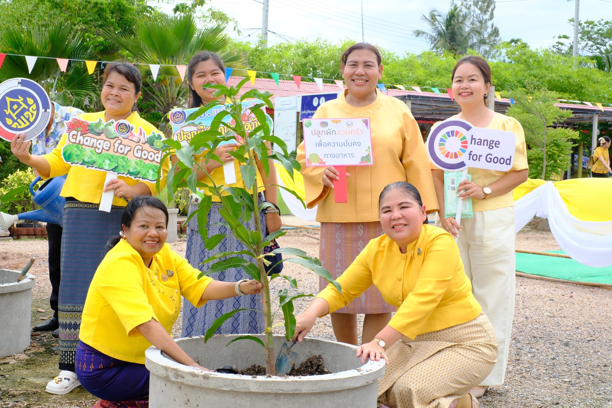 พช.สมุทรสงคราม ร่วมกับคณะกรรมการพัฒนาสตรีจังหวัดสมุทรสงคราม ผู้นำชุมชน และ พุทธศาสนิกชน ถวายเทียนพรรษา และร่วมกิจกรรมพลังบวรรวมใจ 1 วัด 1 ถนน ปลูกพืชผลกินได้ เพื่อถวายเป็นพุทธบูชาและถวายเป็นพระราชกุศลแด่ พระบาทสมเด็จพระเจ้าอยู่หัว เนื่องในโอกาสมหามงคลเฉลิมพระชนมพรรษา 6 รอบ 28 กรกฎาคม 2567