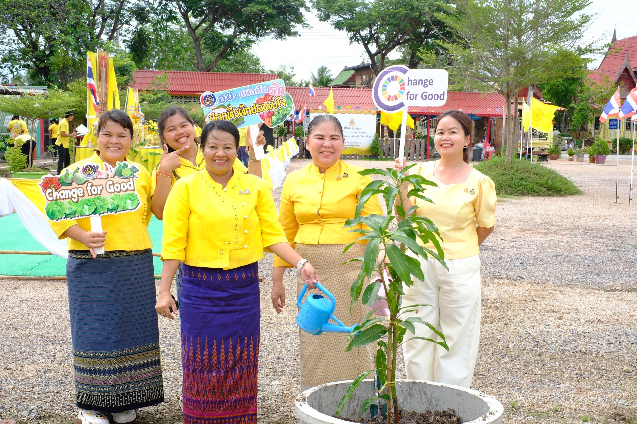 พช.สมุทรสงคราม ร่วมกับคณะกรรมการพัฒนาสตรีจังหวัดสมุทรสงคราม ผู้นำชุมชน และ พุทธศาสนิกชน ถวายเทียนพรรษา และร่วมกิจกรรมพลังบวรรวมใจ 1 วัด 1 ถนน ปลูกพืชผลกินได้ เพื่อถวายเป็นพุทธบูชาและถวายเป็นพระราชกุศลแด่ พระบาทสมเด็จพระเจ้าอยู่หัว เนื่องในโอกาสมหามงคลเฉลิมพระชนมพรรษา 6 รอบ 28 กรกฎาคม 2567