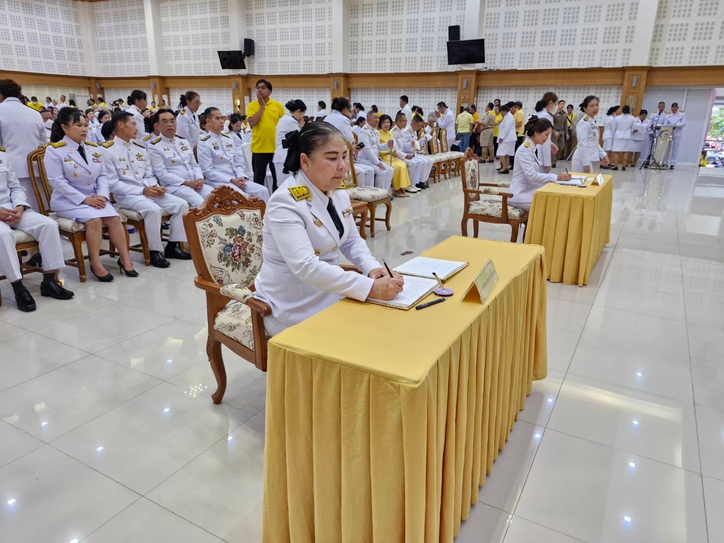 พช.สมุทรสงคราม ร่วมพิธีทำบุญตักบาตรถวายพระราชกุศล เนื่องในโอกาสพระราชพิธีมหามงคลเฉลิมพระชนมพรรษา 6 รอบ 28 กรกฎาคม 2567