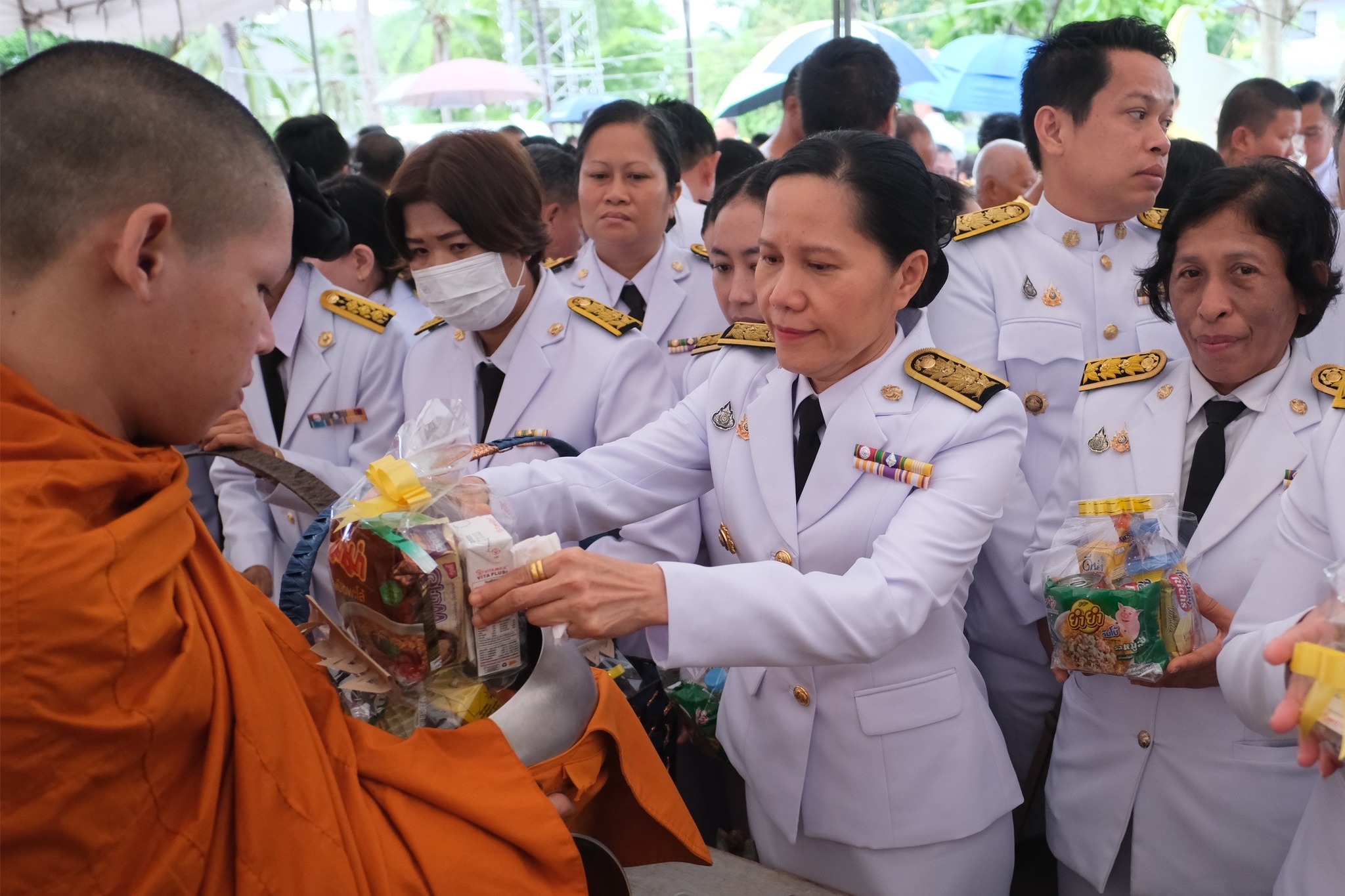 พช.สมุทรสงคราม ร่วมพิธีทำบุญตักบาตรถวายพระราชกุศล เนื่องในโอกาสพระราชพิธีมหามงคลเฉลิมพระชนมพรรษา 6 รอบ 28 กรกฎาคม 2567