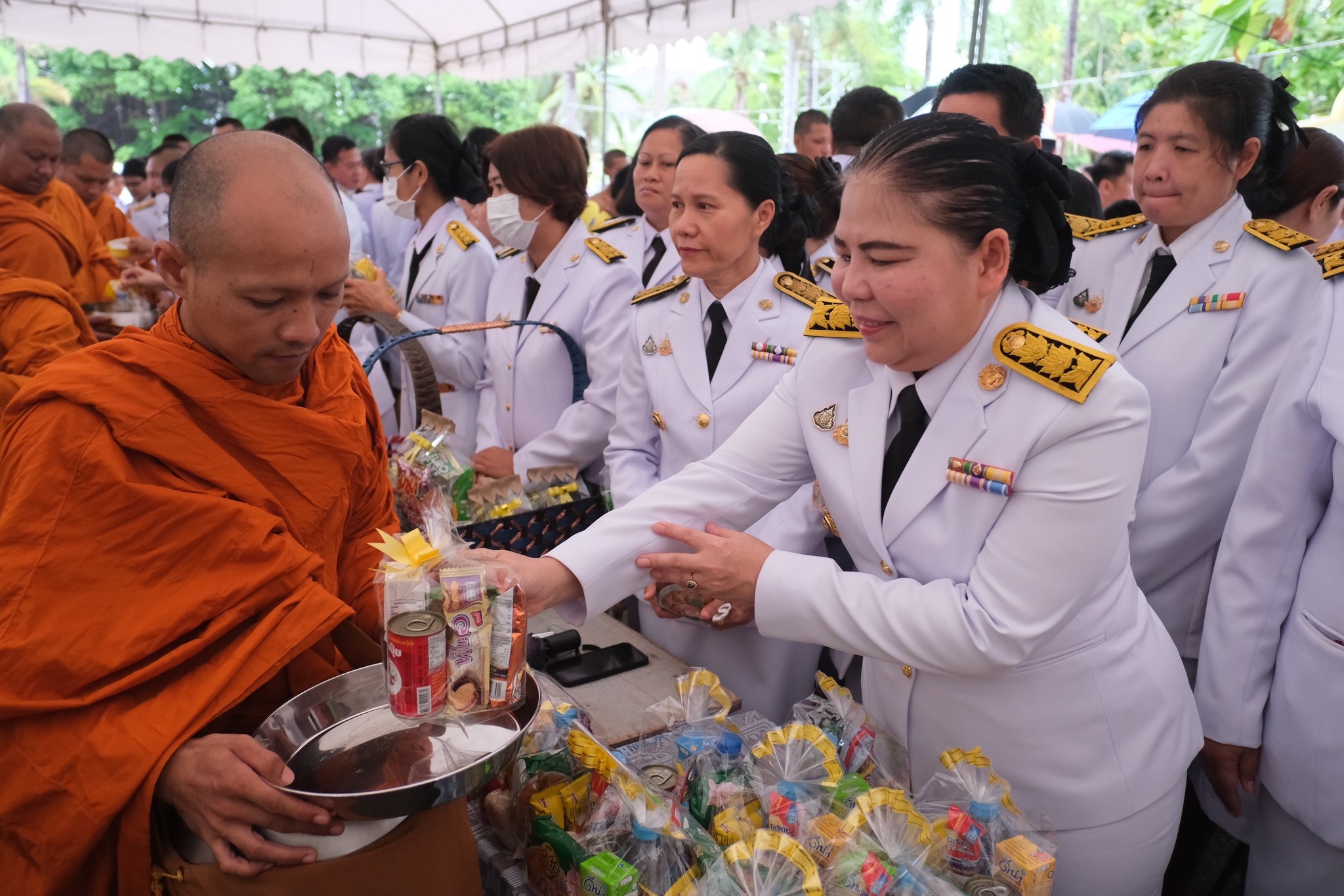 พช.สมุทรสงคราม ร่วมพิธีทำบุญตักบาตรถวายพระราชกุศล เนื่องในโอกาสพระราชพิธีมหามงคลเฉลิมพระชนมพรรษา 6 รอบ 28 กรกฎาคม 2567