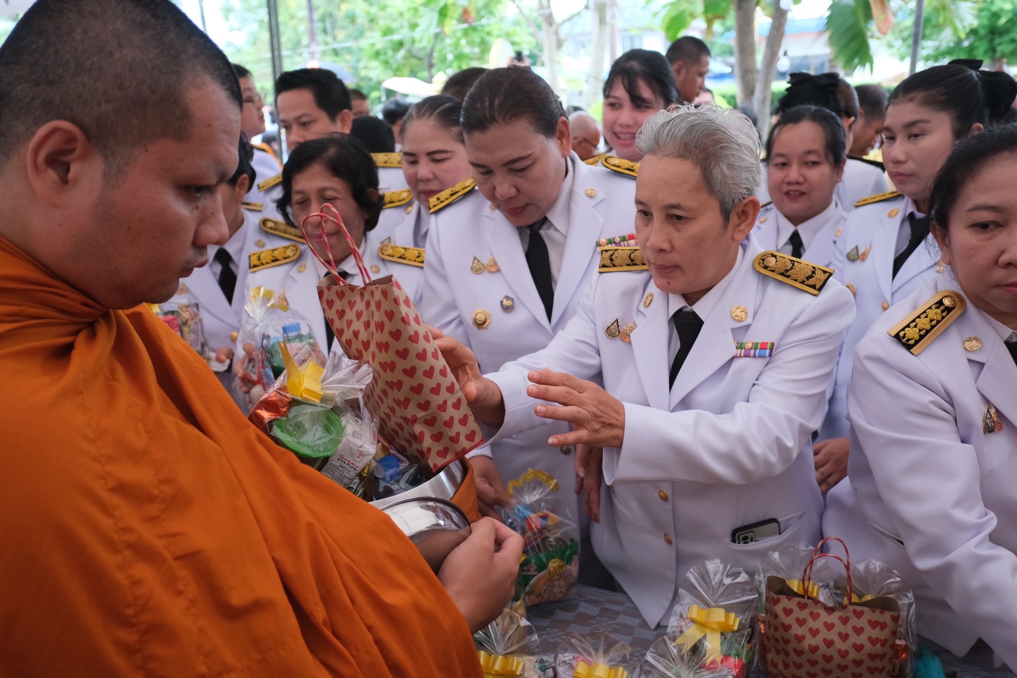 พช.สมุทรสงคราม ร่วมพิธีทำบุญตักบาตรถวายพระราชกุศล เนื่องในโอกาสพระราชพิธีมหามงคลเฉลิมพระชนมพรรษา 6 รอบ 28 กรกฎาคม 2567
