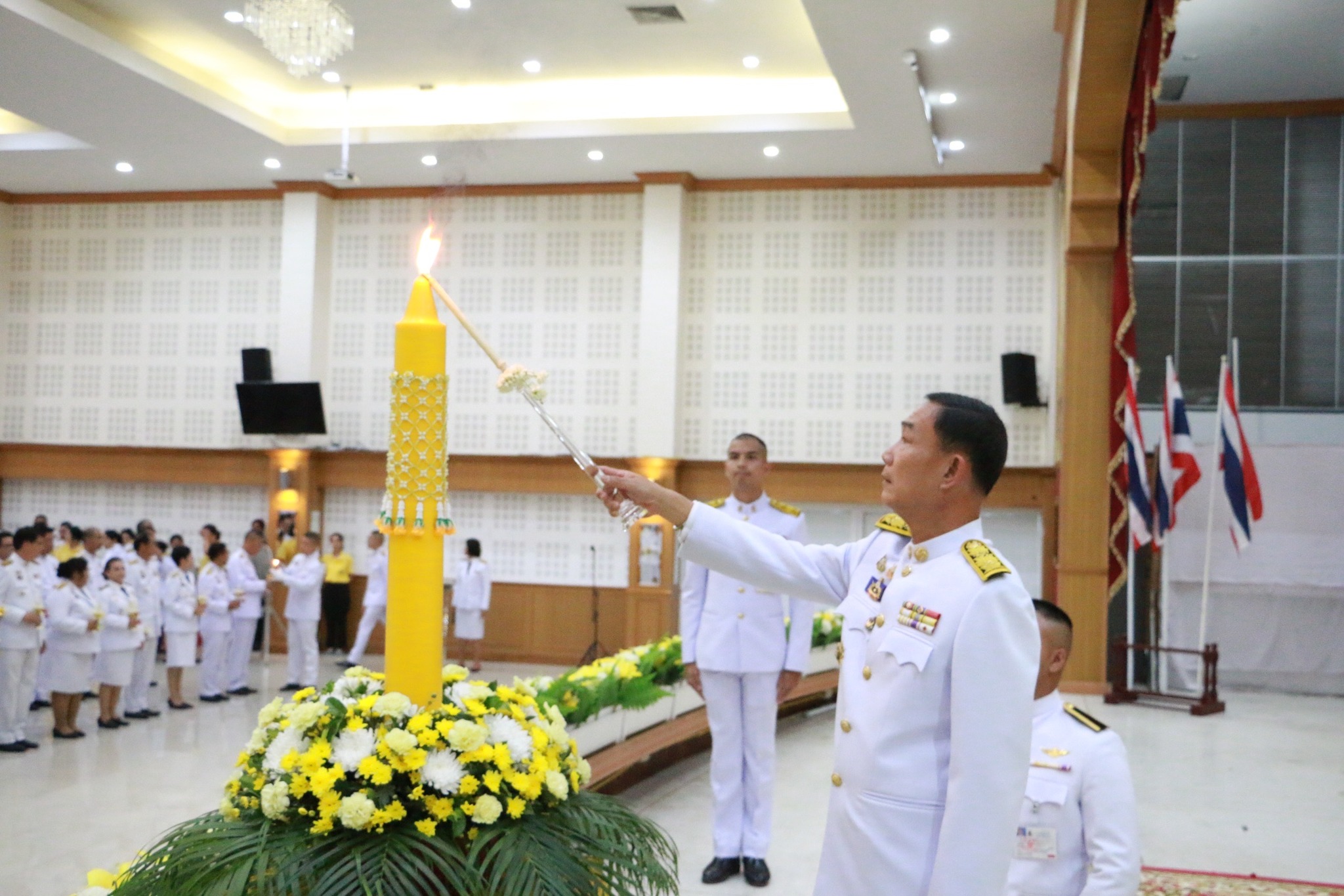 พช.สมุทรสงคราม ร่วมพิธีถวายเครื่องราชสักการะและวางพานพุ่มเงินพุ่มทอง และพิธีจุดเทียนถวายพระพรชัยมงคล ถวายแด่พระบาทสมเด็จพระเจ้าอยู่หัว เนื่องในโอกาสพระราชพิธีมหามงคลเฉลิมพระชนมพรรษา 6 รอบ 28 กรกฎาคม 2567