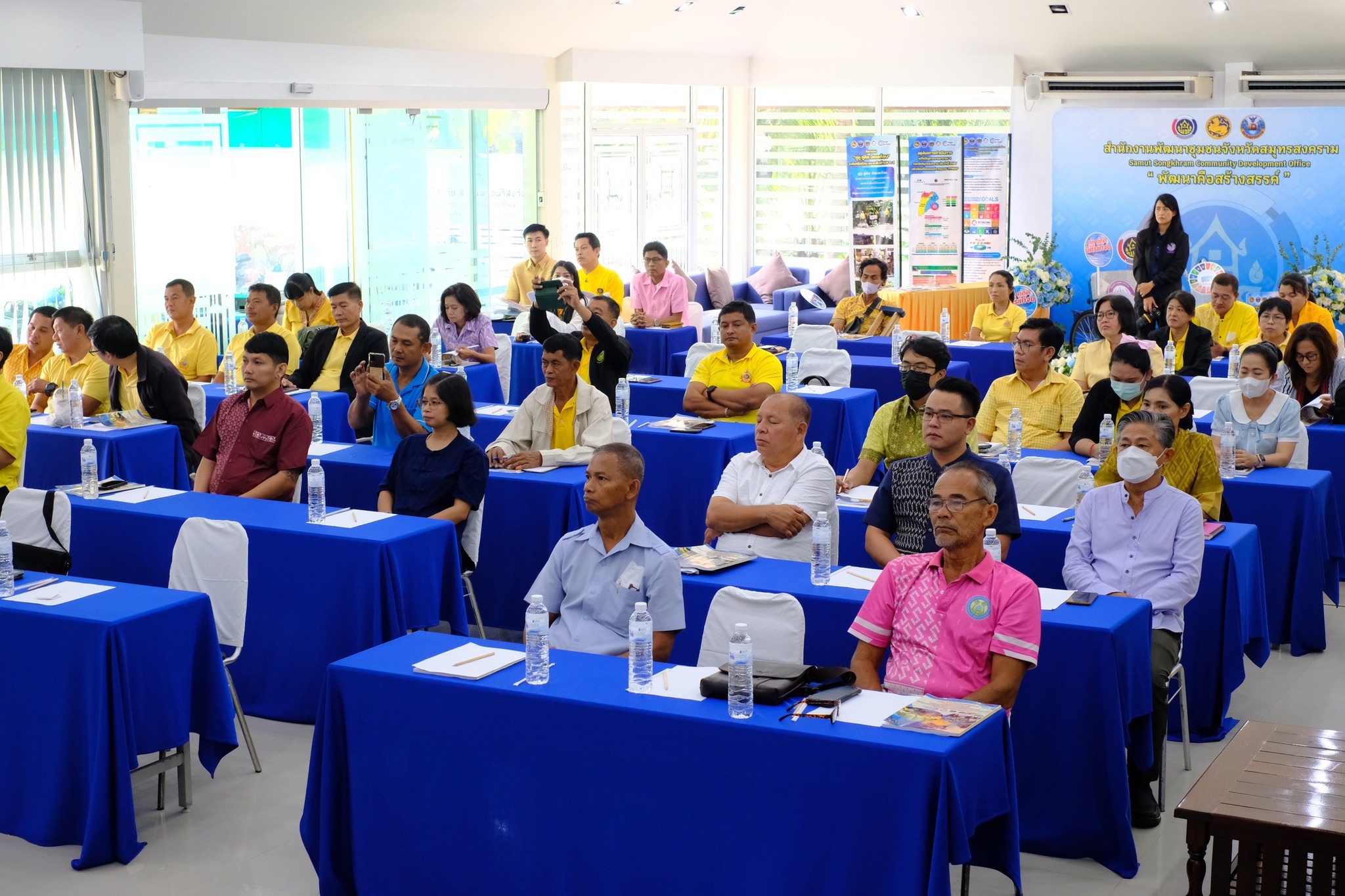 จังหวัดสมุทรสงคราม ดำเนินโครงการมหกรรมความสำเร็จการขจัดความยากจนและพัฒนาคนทุกช่วงวัยอย่างยั่งยืน ตามหลักปรัชญาของเศรษฐกิจพอเพียง