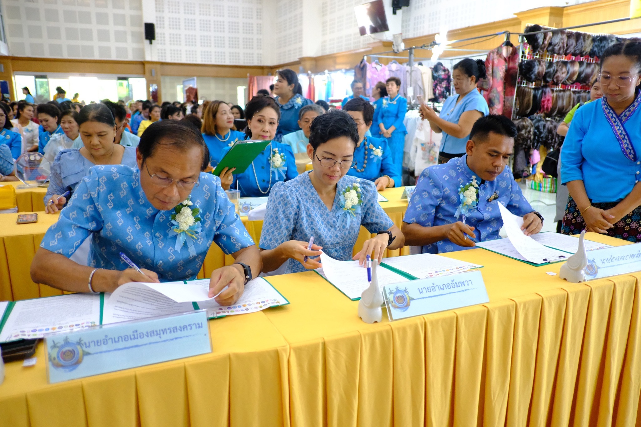สตรีสมุทรสงครามรวมพลัง จัดกิจกรรมวันแม่แห่งชาติและวันสตรีไทย จังหวัดสมุทรสงคราม ประจำปี 2567 โครงการ “สตรีสมุทรสงคราม สืบสาน อนุรักษ์ศิลป์ ผ้าถิ่นแม่กลอง” เนื่องในวันสตรีไทยและวันแม่แห่งชาติ ประจำปี 2567