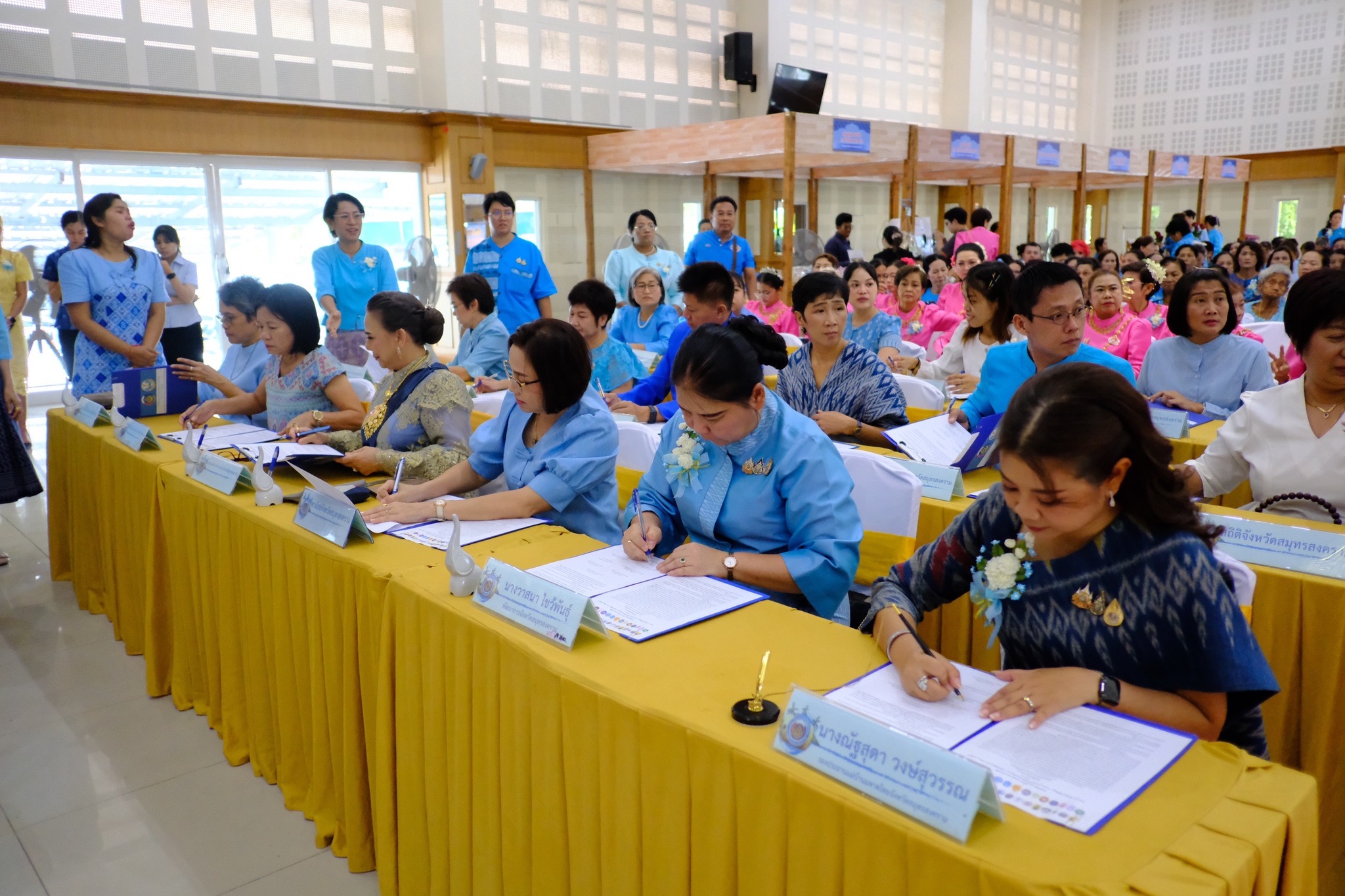 สตรีสมุทรสงครามรวมพลัง จัดกิจกรรมวันแม่แห่งชาติและวันสตรีไทย จังหวัดสมุทรสงคราม ประจำปี 2567 โครงการ “สตรีสมุทรสงคราม สืบสาน อนุรักษ์ศิลป์ ผ้าถิ่นแม่กลอง” เนื่องในวันสตรีไทยและวันแม่แห่งชาติ ประจำปี 2567