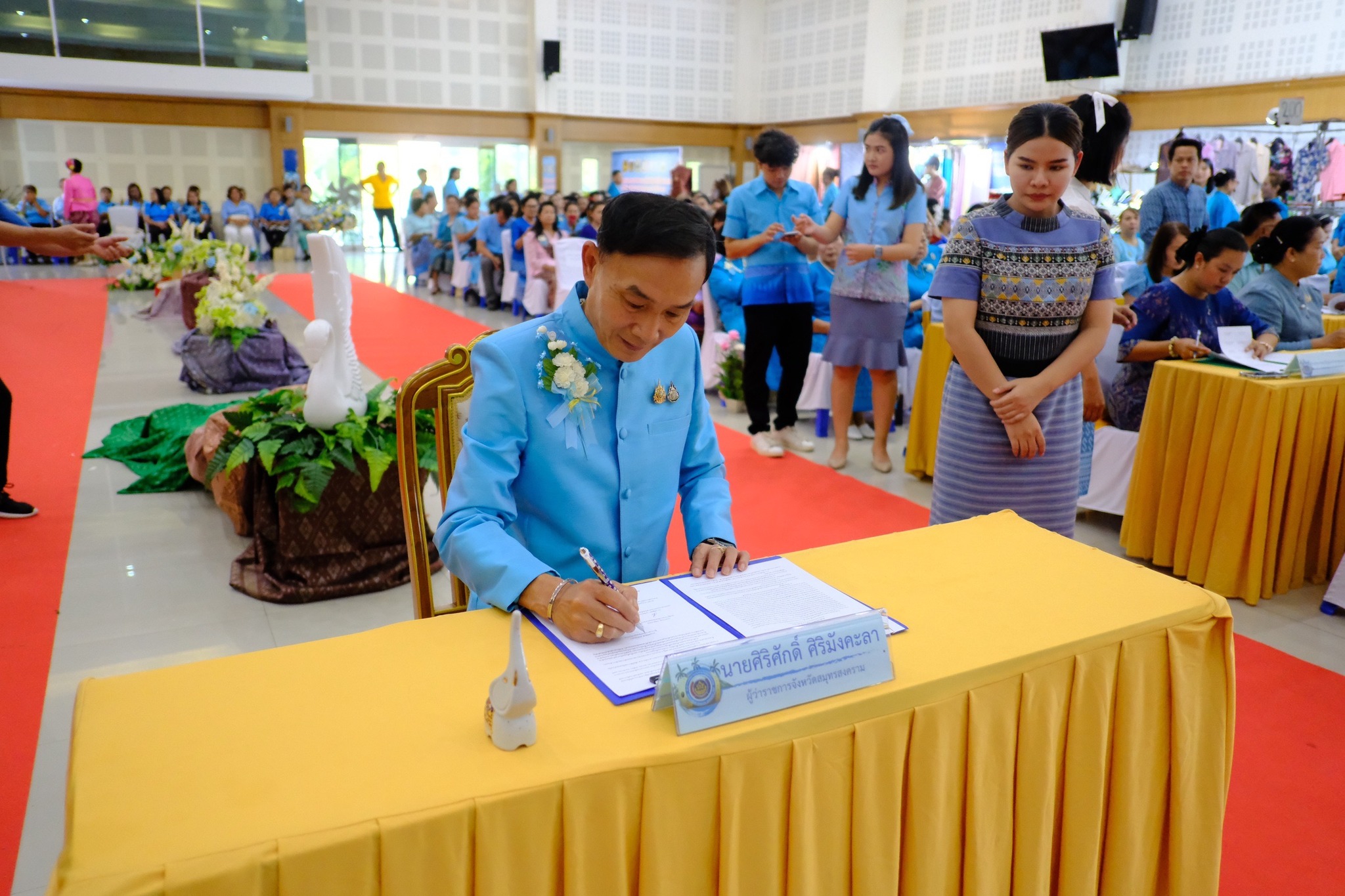 สตรีสมุทรสงครามรวมพลัง จัดกิจกรรมวันแม่แห่งชาติและวันสตรีไทย จังหวัดสมุทรสงคราม ประจำปี 2567 โครงการ “สตรีสมุทรสงคราม สืบสาน อนุรักษ์ศิลป์ ผ้าถิ่นแม่กลอง” เนื่องในวันสตรีไทยและวันแม่แห่งชาติ ประจำปี 2567