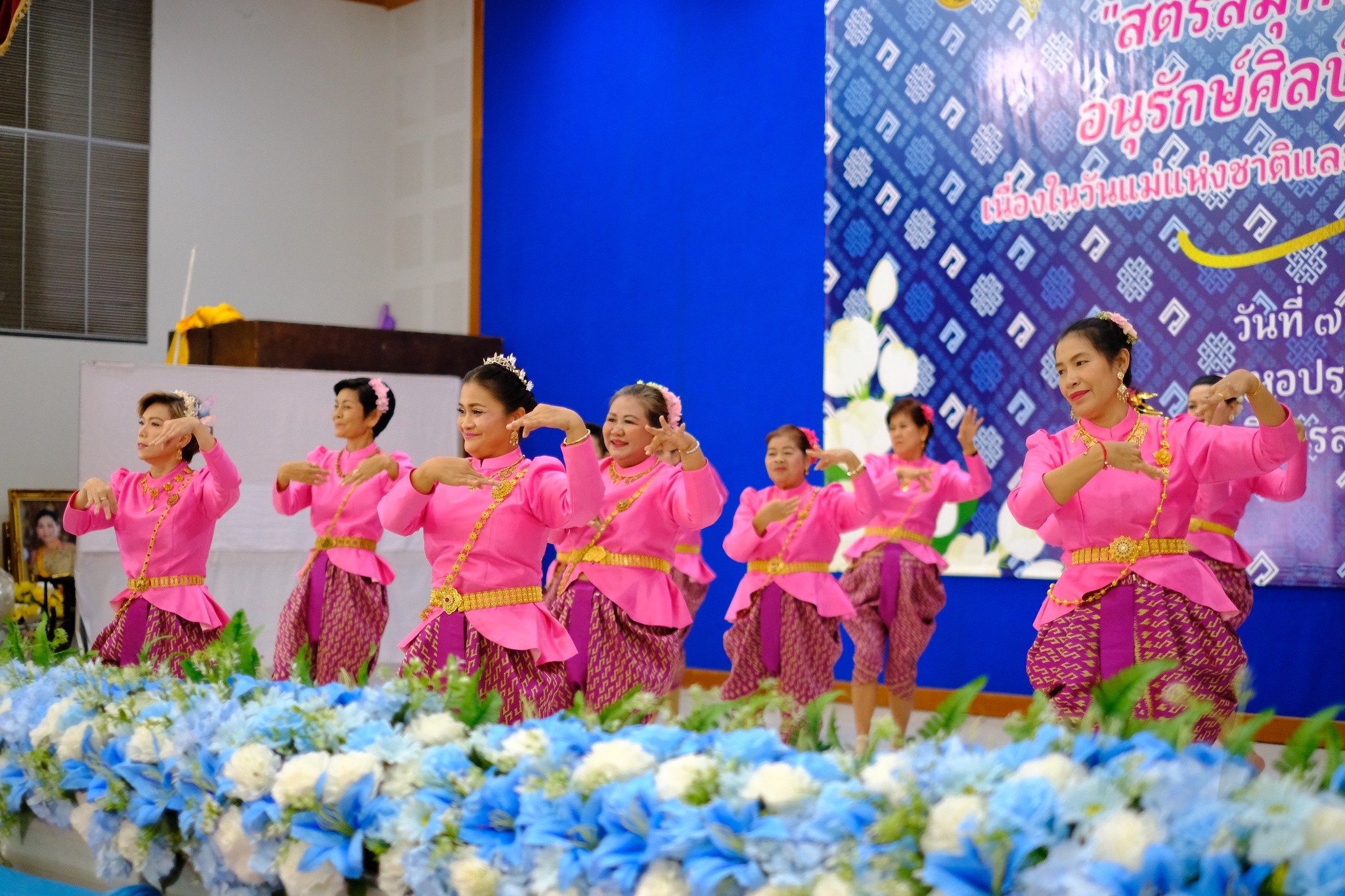 สตรีสมุทรสงครามรวมพลัง จัดกิจกรรมวันแม่แห่งชาติและวันสตรีไทย จังหวัดสมุทรสงคราม ประจำปี 2567 โครงการ “สตรีสมุทรสงคราม สืบสาน อนุรักษ์ศิลป์ ผ้าถิ่นแม่กลอง” เนื่องในวันสตรีไทยและวันแม่แห่งชาติ ประจำปี 2567