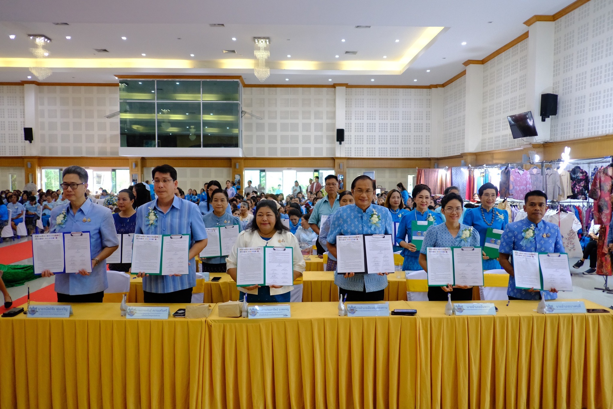 สตรีสมุทรสงครามรวมพลัง จัดกิจกรรมวันแม่แห่งชาติและวันสตรีไทย จังหวัดสมุทรสงคราม ประจำปี 2567 โครงการ “สตรีสมุทรสงคราม สืบสาน อนุรักษ์ศิลป์ ผ้าถิ่นแม่กลอง” เนื่องในวันสตรีไทยและวันแม่แห่งชาติ ประจำปี 2567