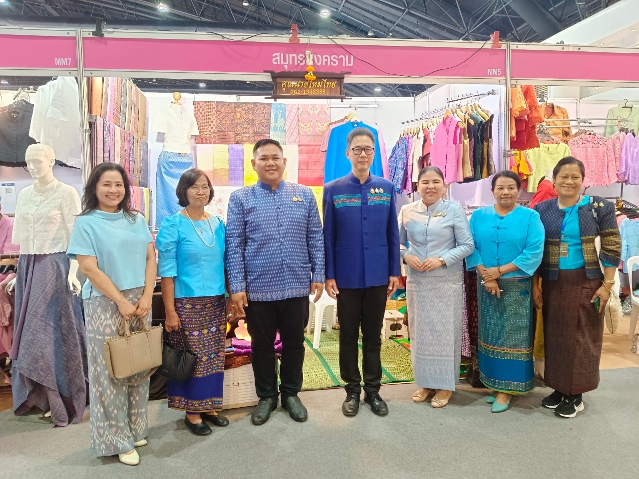 พช.สมุทรสงคราม ร่วมพิธีเปิดงาน “ศิลปาชีพประทีปไทย OTOP หลอมดวงใจ ด้วยพระบารมี