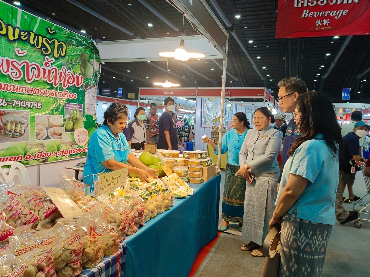 พช.สมุทรสงคราม ร่วมพิธีเปิดงาน “ศิลปาชีพประทีปไทย OTOP หลอมดวงใจ ด้วยพระบารมี
