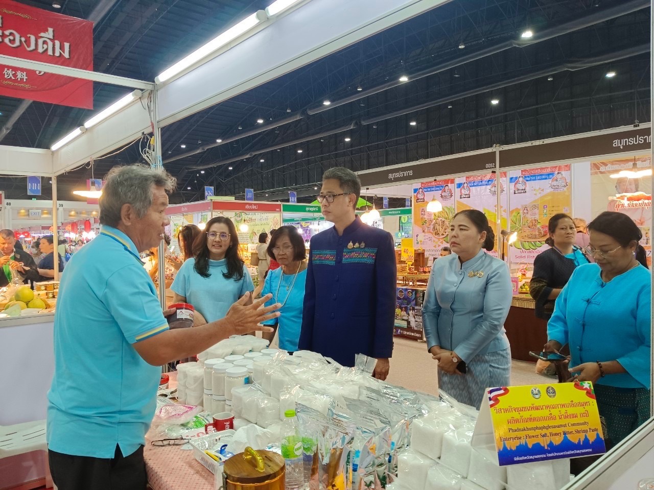 พช.สมุทรสงคราม ร่วมพิธีเปิดงาน “ศิลปาชีพประทีปไทย OTOP หลอมดวงใจ ด้วยพระบารมี