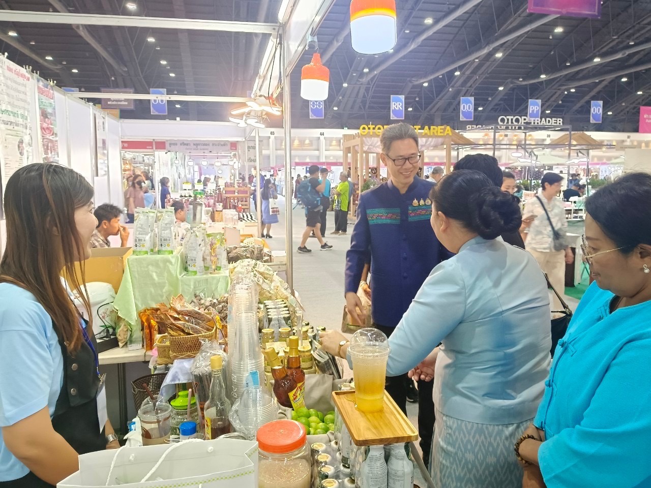 พช.สมุทรสงคราม ร่วมพิธีเปิดงาน “ศิลปาชีพประทีปไทย OTOP หลอมดวงใจ ด้วยพระบารมี