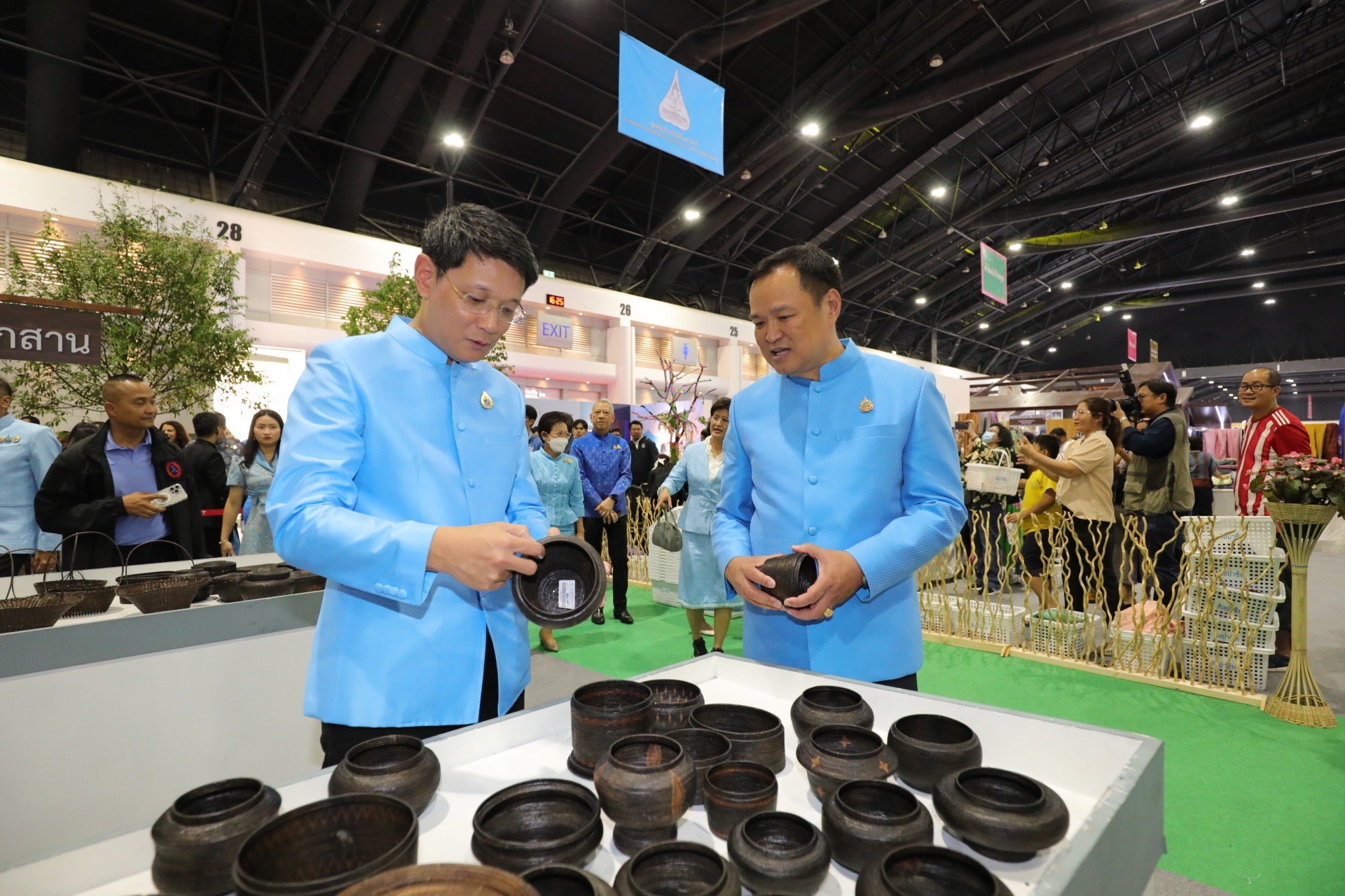 พช.สมุทรสงคราม ร่วมพิธีเปิดงาน “ศิลปาชีพประทีปไทย OTOP หลอมดวงใจ ด้วยพระบารมี