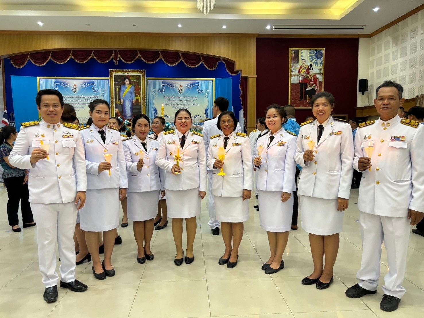 พช.สมุทรสงคราม จัดพิธีถวายเครื่องราชสักการะและวางพานพุ่มเงินพุ่มทอง และพิธีจุดเทียนถวายพระพรชัยมงคล ถวายแด่สมเด็จพระนางเจ้าสิริกิติ์ พระบรมราชินีนาถ พระบรมราชชนนีพันปีหลวง