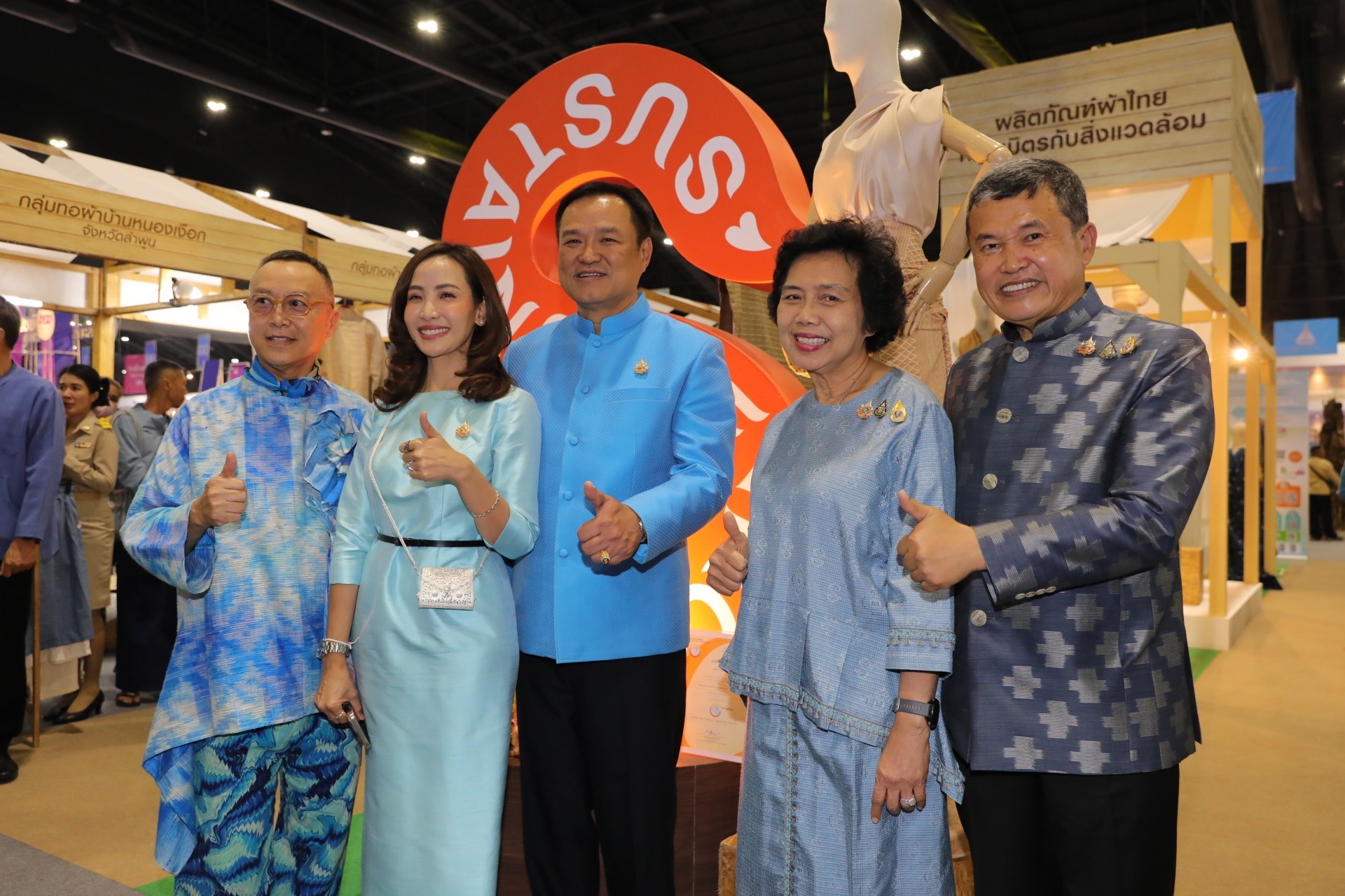 พช.สมุทรสงคราม ร่วมพิธีเปิดงาน “ศิลปาชีพประทีปไทย OTOP หลอมดวงใจ ด้วยพระบารมี