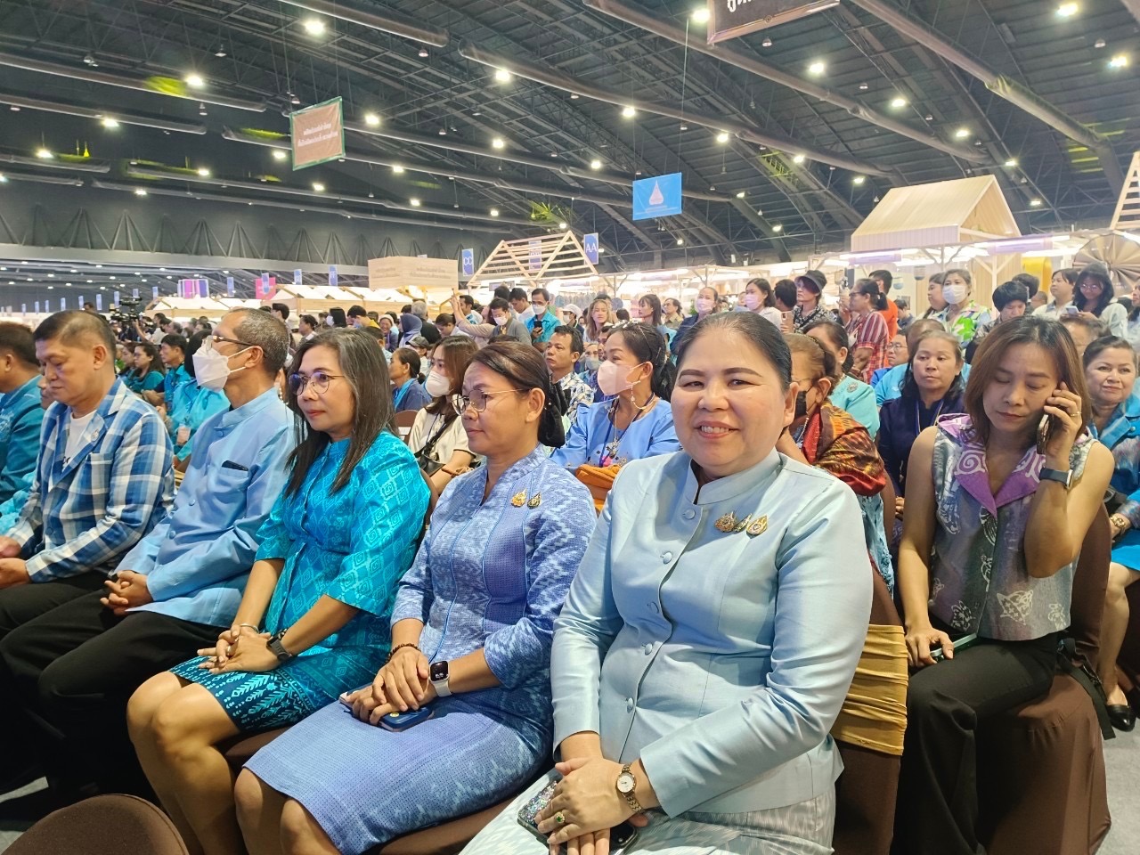 พช.สมุทรสงคราม ร่วมพิธีเปิดงาน “ศิลปาชีพประทีปไทย OTOP หลอมดวงใจ ด้วยพระบารมี