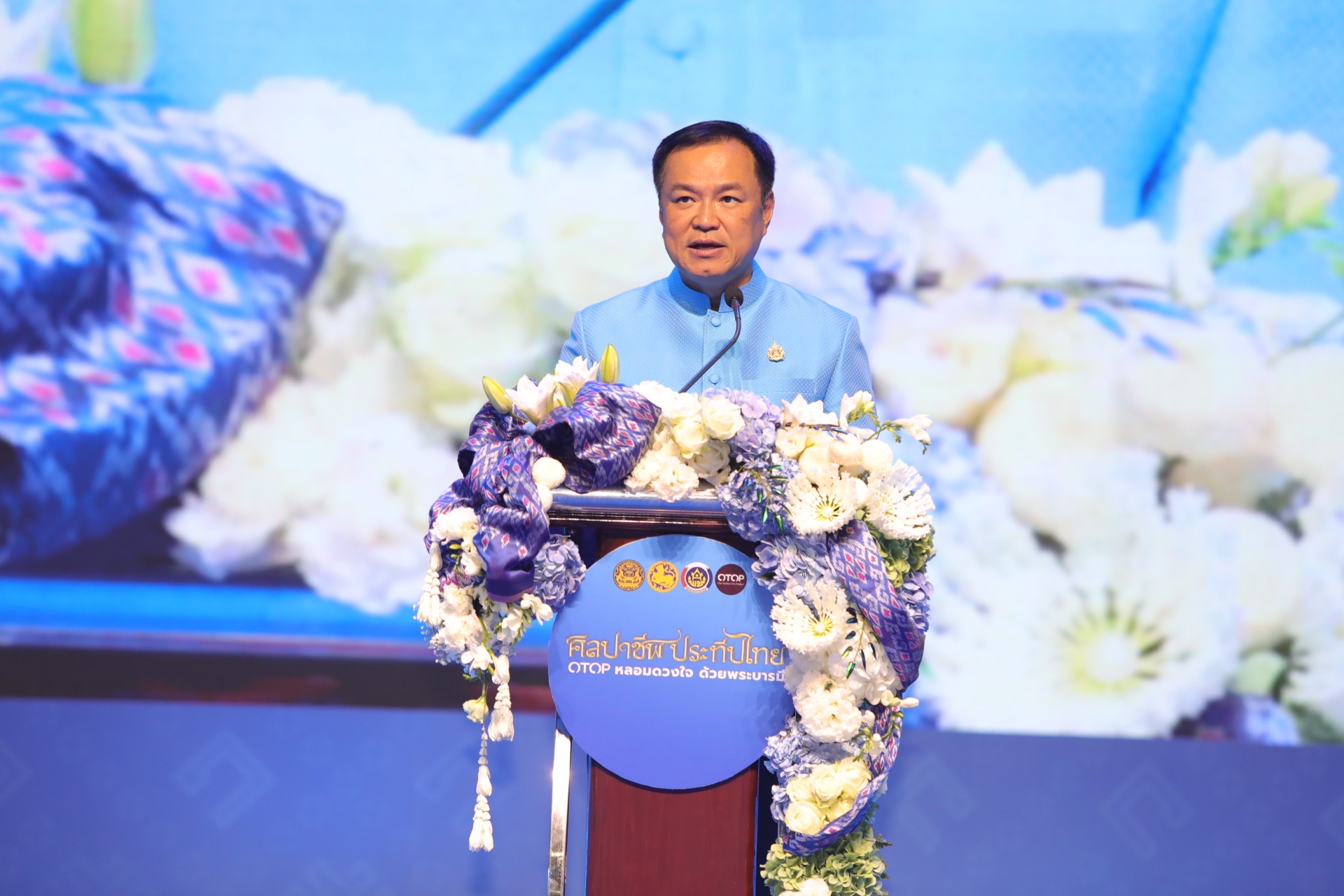 พช.สมุทรสงคราม ร่วมพิธีเปิดงาน “ศิลปาชีพประทีปไทย OTOP หลอมดวงใจ ด้วยพระบารมี