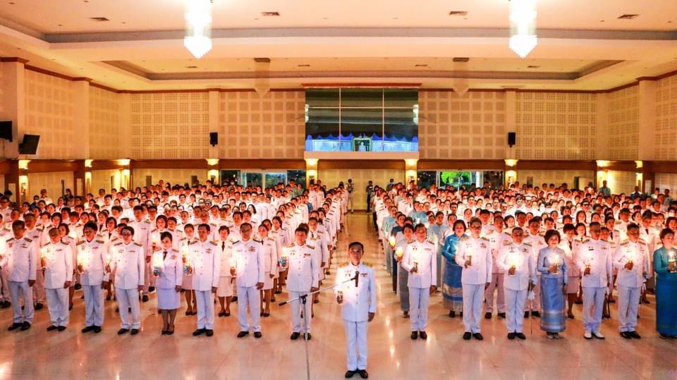 พช.สมุทรสงคราม จัดพิธีถวายเครื่องราชสักการะและวางพานพุ่มเงินพุ่มทอง และพิธีจุดเทียนถวายพระพรชัยมงคล ถวายแด่สมเด็จพระนางเจ้าสิริกิติ์ พระบรมราชินีนาถ พระบรมราชชนนีพันปีหลวง